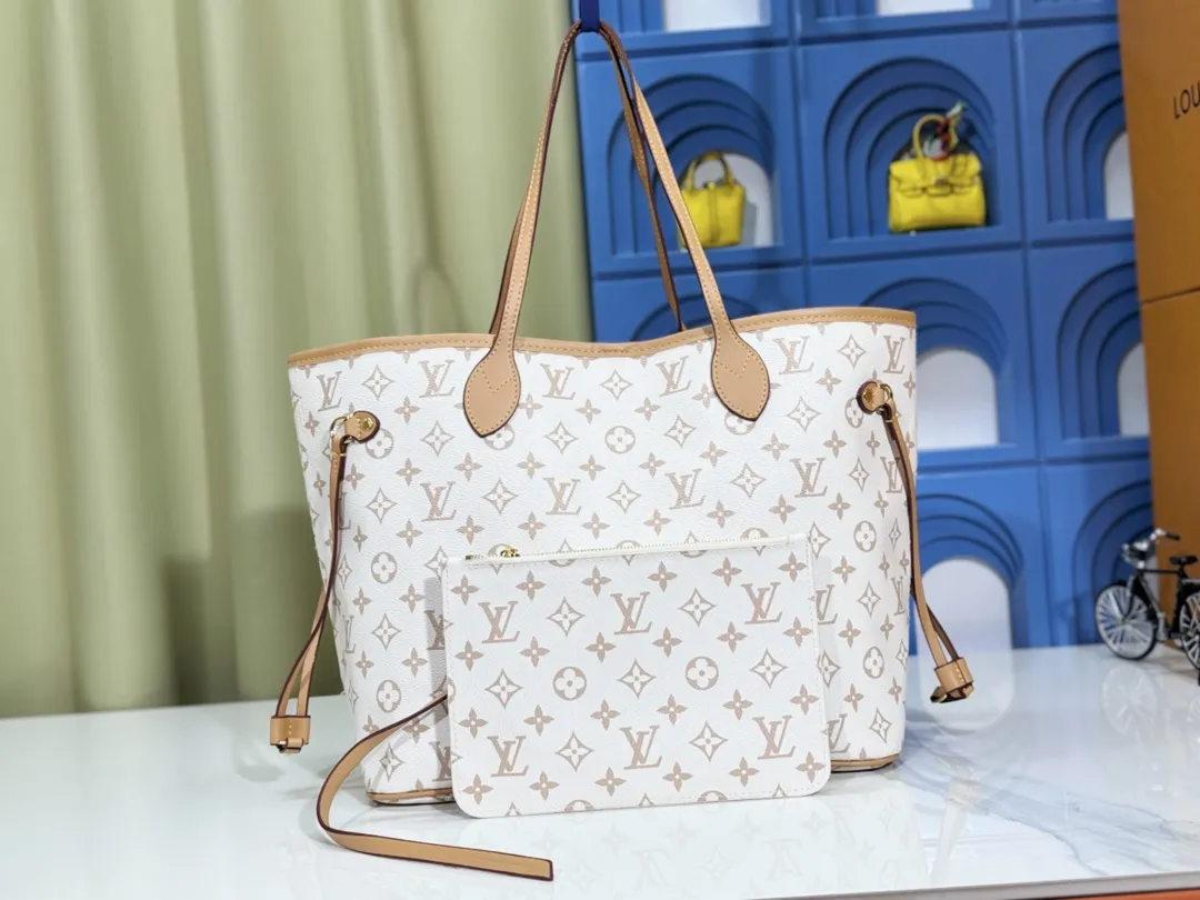 P240 M40995 M40994 White Flower Mother Bag Classic Shopping Bag Louis Vuitton's new Neverfull is a new interpretation of the classic handbag and explores the exquisite details inside the bag. Redesigned interior pockets feature fresh fabric linings and vintage details inspired by the Louis Vuitton archives, most notably the detachable zippered clutch, which can be used on its own as a sophisticated clutch or as an additional pocket. Bright lining tones add a more lively feel to Monogram's classic canvas. Size: Medium: 32x29x17, Small: 29x22x13