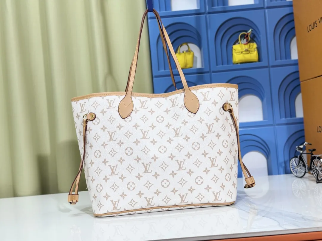 P240 M40995 M40994 White Flower Mother Bag Classic Shopping Bag Louis Vuitton's new Neverfull is a new interpretation of the classic handbag and explores the exquisite details inside the bag. Redesigned interior pockets feature fresh fabric linings and vintage details inspired by the Louis Vuitton archives, most notably the detachable zippered clutch, which can be used on its own as a sophisticated clutch or as an additional pocket. Bright lining tones add a more lively feel to Monogram's classic canvas. Size: Medium: 32x29x17, Small: 29x22x13