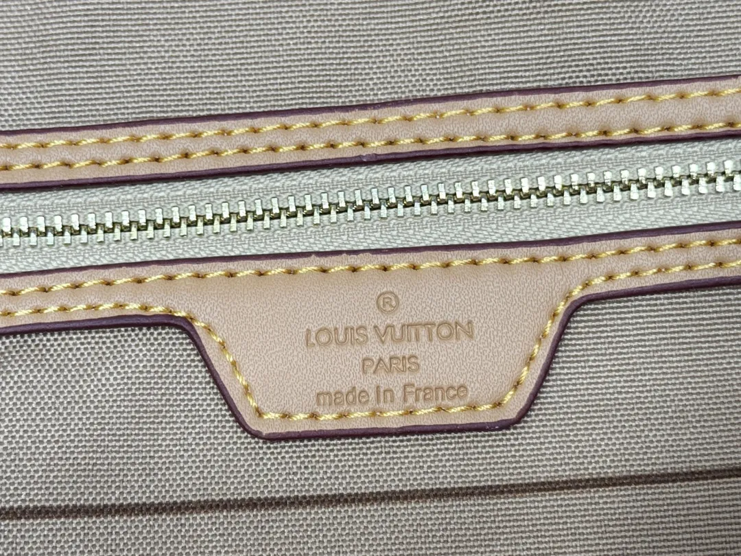 P240 M40995 M40994 White Flower Mother Bag Classic Shopping Bag Louis Vuitton's new Neverfull is a new interpretation of the classic handbag and explores the exquisite details inside the bag. Redesigned interior pockets feature fresh fabric linings and vintage details inspired by the Louis Vuitton archives, most notably the detachable zippered clutch, which can be used on its own as a sophisticated clutch or as an additional pocket. Bright lining tones add a more lively feel to Monogram's classic canvas. Size: Medium: 32x29x17, Small: 29x22x13