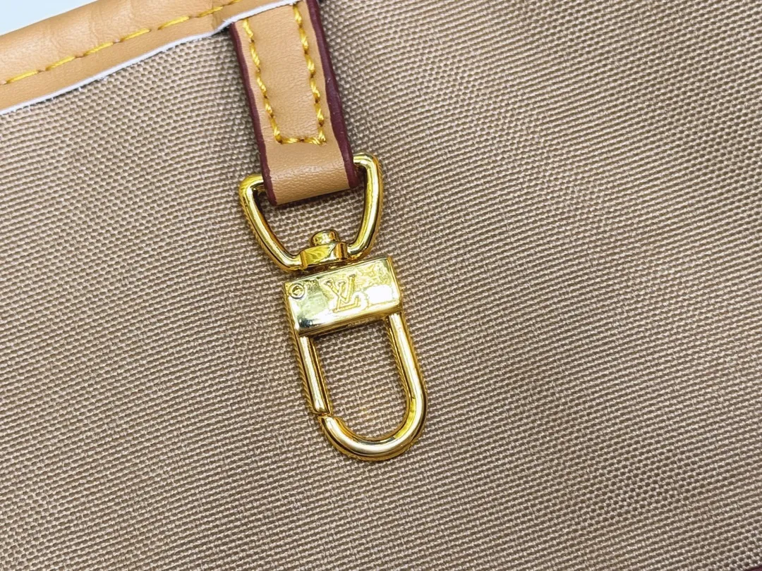 P240 M40995 M40994 White Flower Mother Bag Classic Shopping Bag Louis Vuitton's new Neverfull is a new interpretation of the classic handbag and explores the exquisite details inside the bag. Redesigned interior pockets feature fresh fabric linings and vintage details inspired by the Louis Vuitton archives, most notably the detachable zippered clutch, which can be used on its own as a sophisticated clutch or as an additional pocket. Bright lining tones add a more lively feel to Monogram's classic canvas. Size: Medium: 32x29x17, Small: 29x22x13