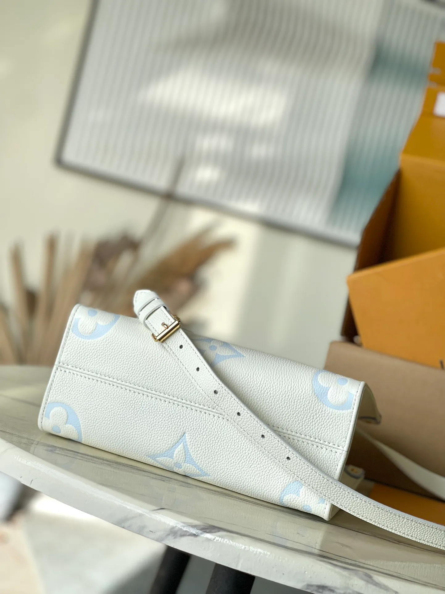 💰1040 (top layer leather) top original order M46833 milk white blue supports counter inspection. The photos taken of duty-free goods are consistent with the product without unpacking. This product is an exclusive duty-free product in the market and is the highest-end product. Inspection is supported. This product has passed strict inspection and is flawless. Please wear gloves when touching the product. This product is not returnable or exchangeable. Please confirm the product first and then remove the label on the handle. This product is temporarily not open to the public, only regular customers, and is in short supply. Dimensions: 25 x 19 x 11.5 cm