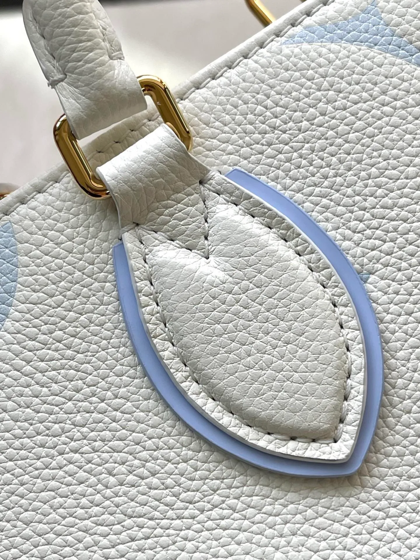 💰1040 (top layer leather) top original order M46833 milk white blue supports counter inspection. The photos taken of duty-free goods are consistent with the product without unpacking. This product is an exclusive duty-free product in the market and is the highest-end product. Inspection is supported. This product has passed strict inspection and is flawless. Please wear gloves when touching the product. This product is not returnable or exchangeable. Please confirm the product first and then remove the label on the handle. This product is temporarily not open to the public, only regular customers, and is in short supply. Dimensions: 25 x 19 x 11.5 cm
