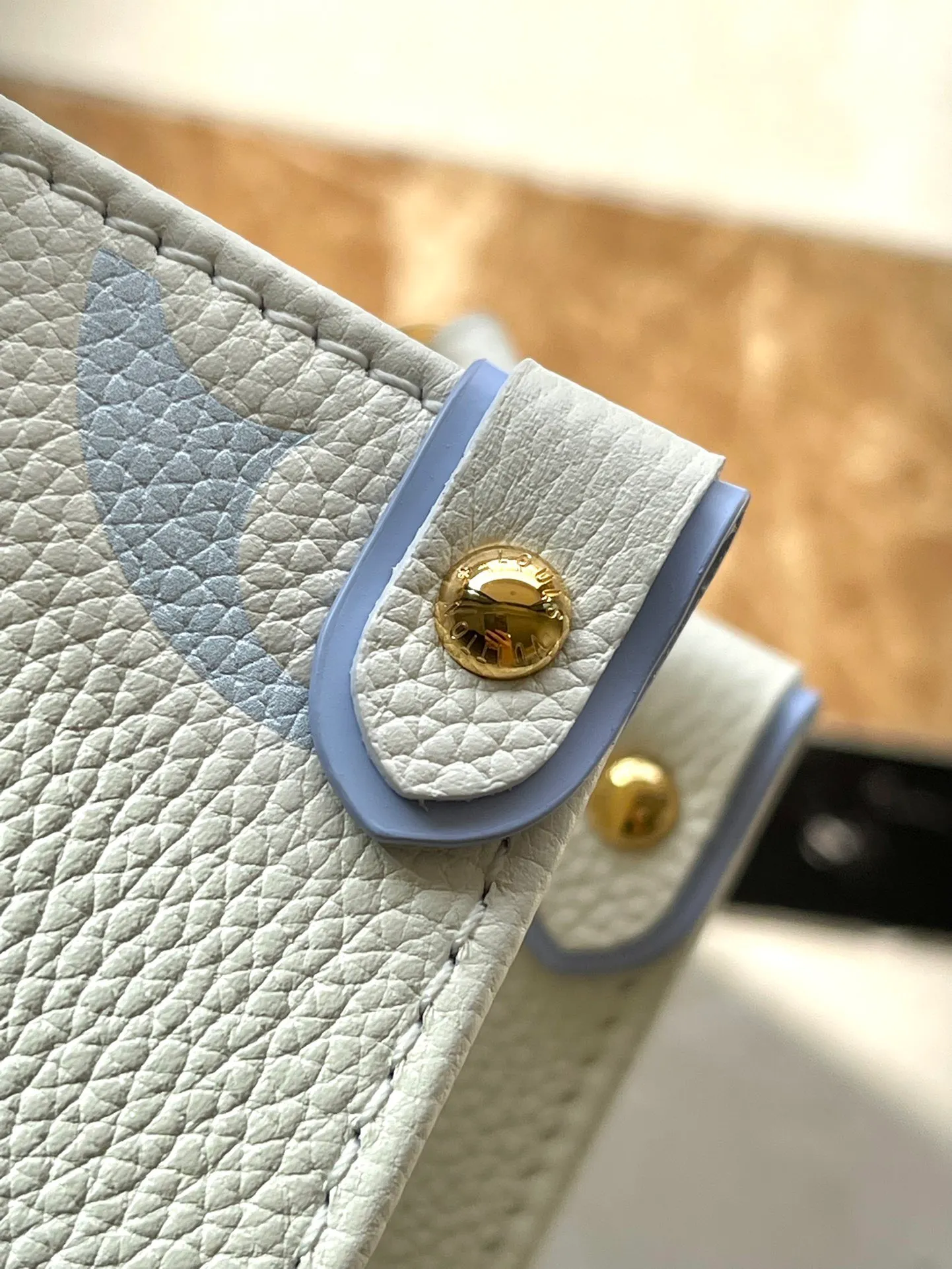 💰1040 (top layer leather) top original order M46833 milk white blue supports counter inspection. The photos taken of duty-free goods are consistent with the product without unpacking. This product is an exclusive duty-free product in the market and is the highest-end product. Inspection is supported. This product has passed strict inspection and is flawless. Please wear gloves when touching the product. This product is not returnable or exchangeable. Please confirm the product first and then remove the label on the handle. This product is temporarily not open to the public, only regular customers, and is in short supply. Dimensions: 25 x 19 x 11.5 cm
