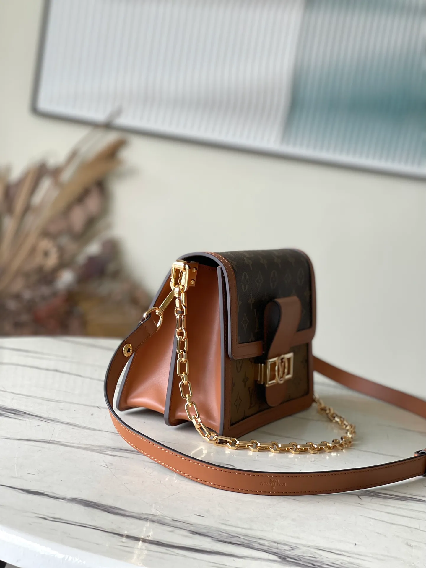 💰880 (Steel Hardware) Top Quality M45958 Medium New work in the classic Dauphine handbag series: from the 2019 early spring series, an improved design by Nicolas Ghesquière, the artistic director of women's wear. Combining Monogram canvas and Monogram Reverse canvas, equipped with chain straps and magnetic buckles, it shows the brand's tradition in a modern style and shows its fashionable endowment. Dimensions: 25 x 17 x 10.5 cm