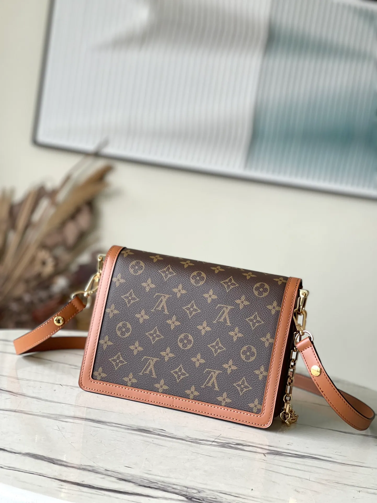 💰880 (Steel Hardware) Top Quality M45958 Medium New work in the classic Dauphine handbag series: from the 2019 early spring series, an improved design by Nicolas Ghesquière, the artistic director of women's wear. Combining Monogram canvas and Monogram Reverse canvas, equipped with chain straps and magnetic buckles, it shows the brand's tradition in a modern style and shows its fashionable endowment. Dimensions: 25 x 17 x 10.5 cm