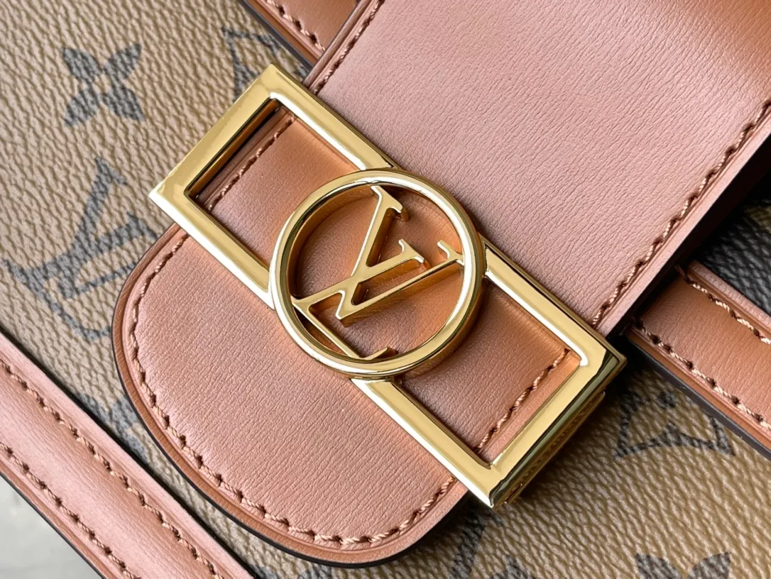 💰880 (Steel Hardware) Top Quality M45958 Medium New work in the classic Dauphine handbag series: from the 2019 early spring series, an improved design by Nicolas Ghesquière, the artistic director of women's wear. Combining Monogram canvas and Monogram Reverse canvas, equipped with chain straps and magnetic buckles, it shows the brand's tradition in a modern style and shows its fashionable endowment. Dimensions: 25 x 17 x 10.5 cm