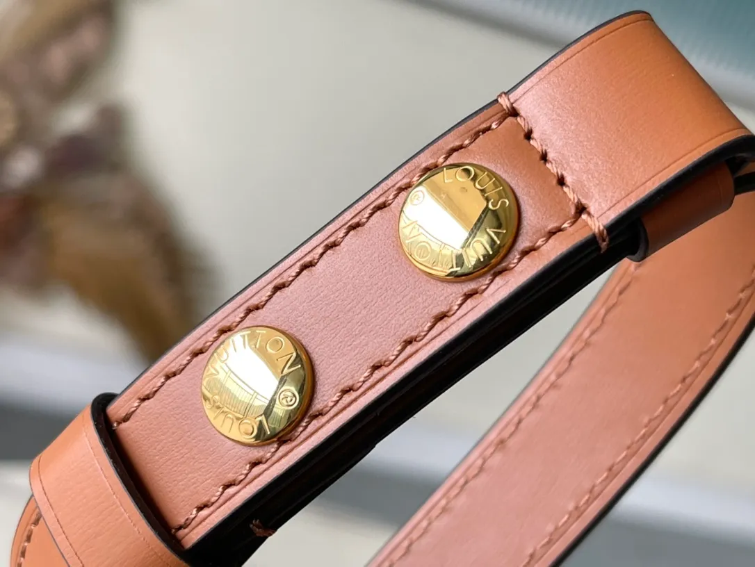 💰880 (Steel Hardware) Top Quality M45958 Medium New work in the classic Dauphine handbag series: from the 2019 early spring series, an improved design by Nicolas Ghesquière, the artistic director of women's wear. Combining Monogram canvas and Monogram Reverse canvas, equipped with chain straps and magnetic buckles, it shows the brand's tradition in a modern style and shows its fashionable endowment. Dimensions: 25 x 17 x 10.5 cm