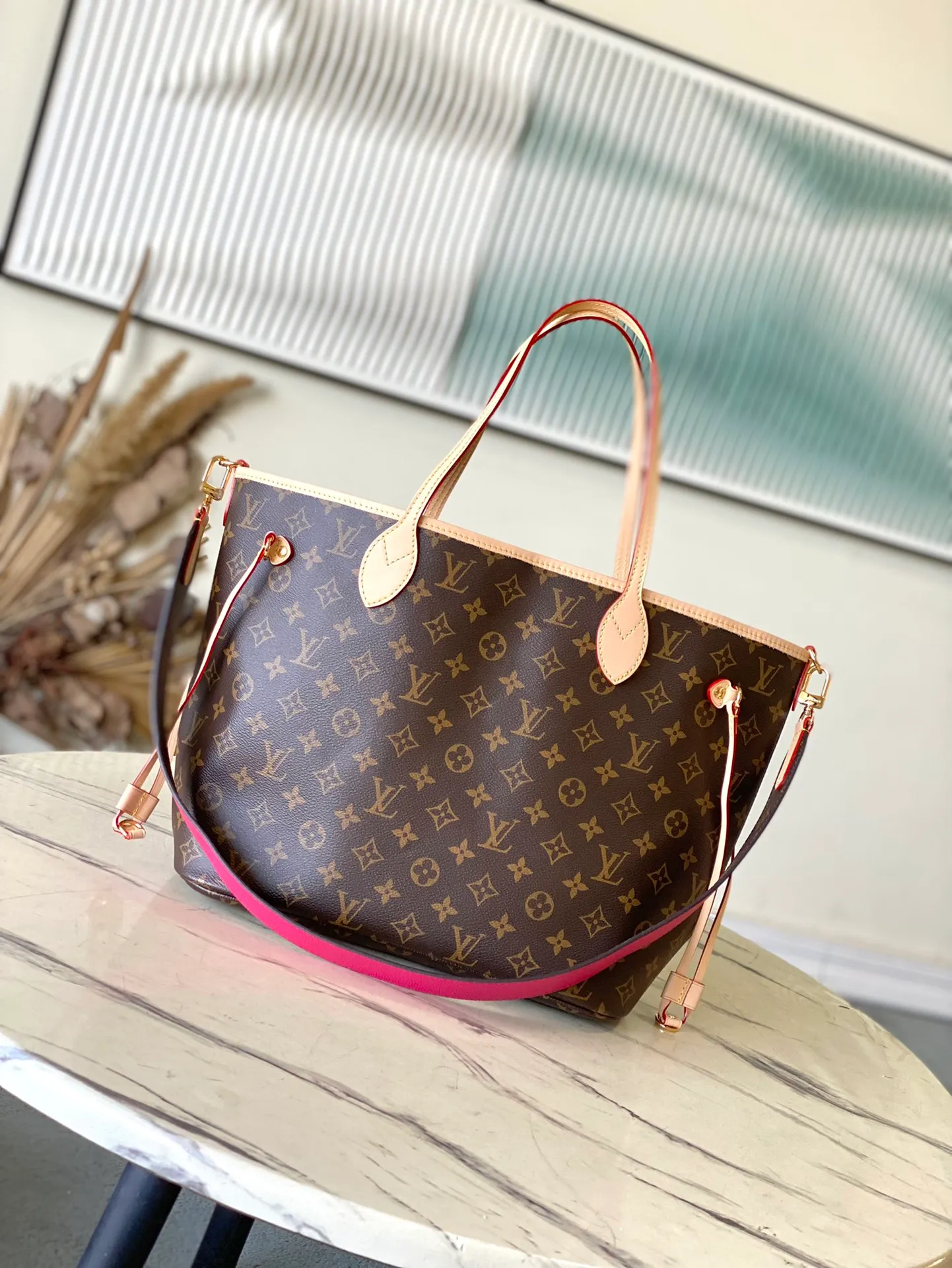 💰1080 Top Original Order M12257 Rose Red As one of the classic designs, the Neverfull Bandouliere Inside Out Medium No Handbag is made of Monogram canvas and striped fabric, with a double-sided design to highlight the new trend. The detachable shoulder strap makes it easy to carry across the body, and can also be transformed into a Hobo handbag through the side hook. Dimensions: 31 × 28 × 14 cm