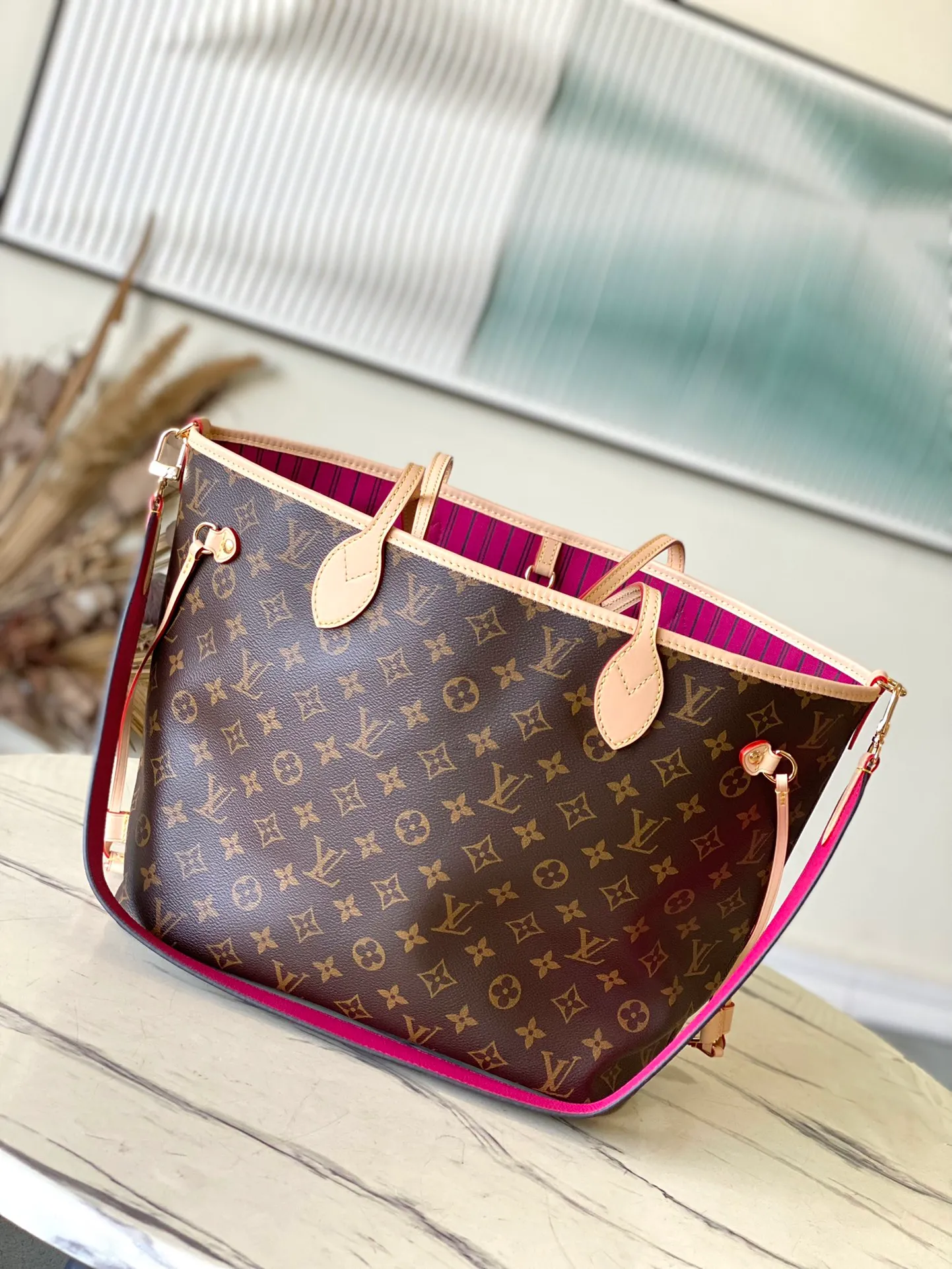 💰1080 Top Original Order M12257 Rose Red As one of the classic designs, the Neverfull Bandouliere Inside Out Medium No Handbag is made of Monogram canvas and striped fabric, with a double-sided design to highlight the new trend. The detachable shoulder strap makes it easy to carry across the body, and can also be transformed into a Hobo handbag through the side hook. Dimensions: 31 × 28 × 14 cm