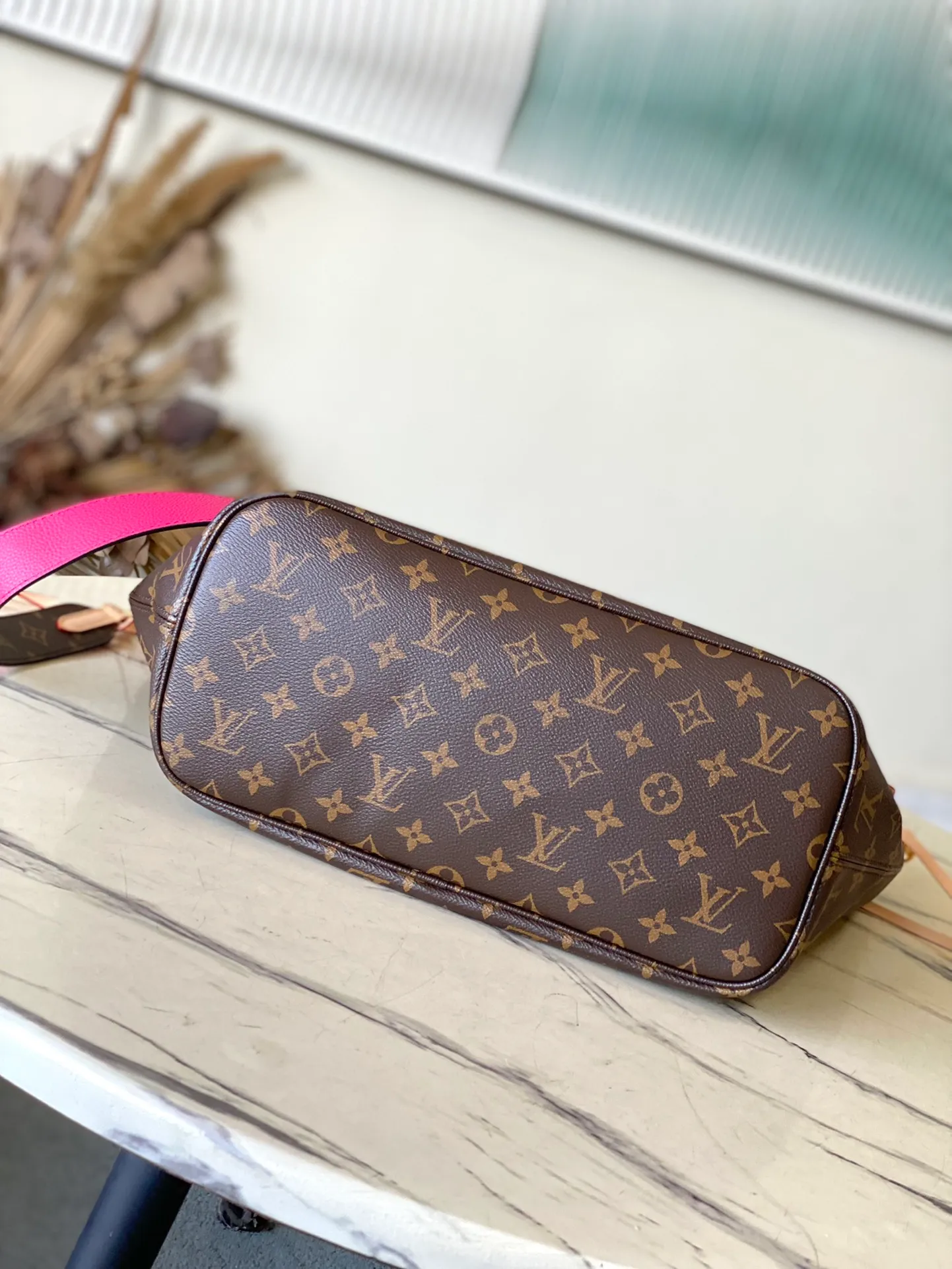 💰1080 Top Original Order M12257 Rose Red As one of the classic designs, the Neverfull Bandouliere Inside Out Medium No Handbag is made of Monogram canvas and striped fabric, with a double-sided design to highlight the new trend. The detachable shoulder strap makes it easy to carry across the body, and can also be transformed into a Hobo handbag through the side hook. Dimensions: 31 × 28 × 14 cm