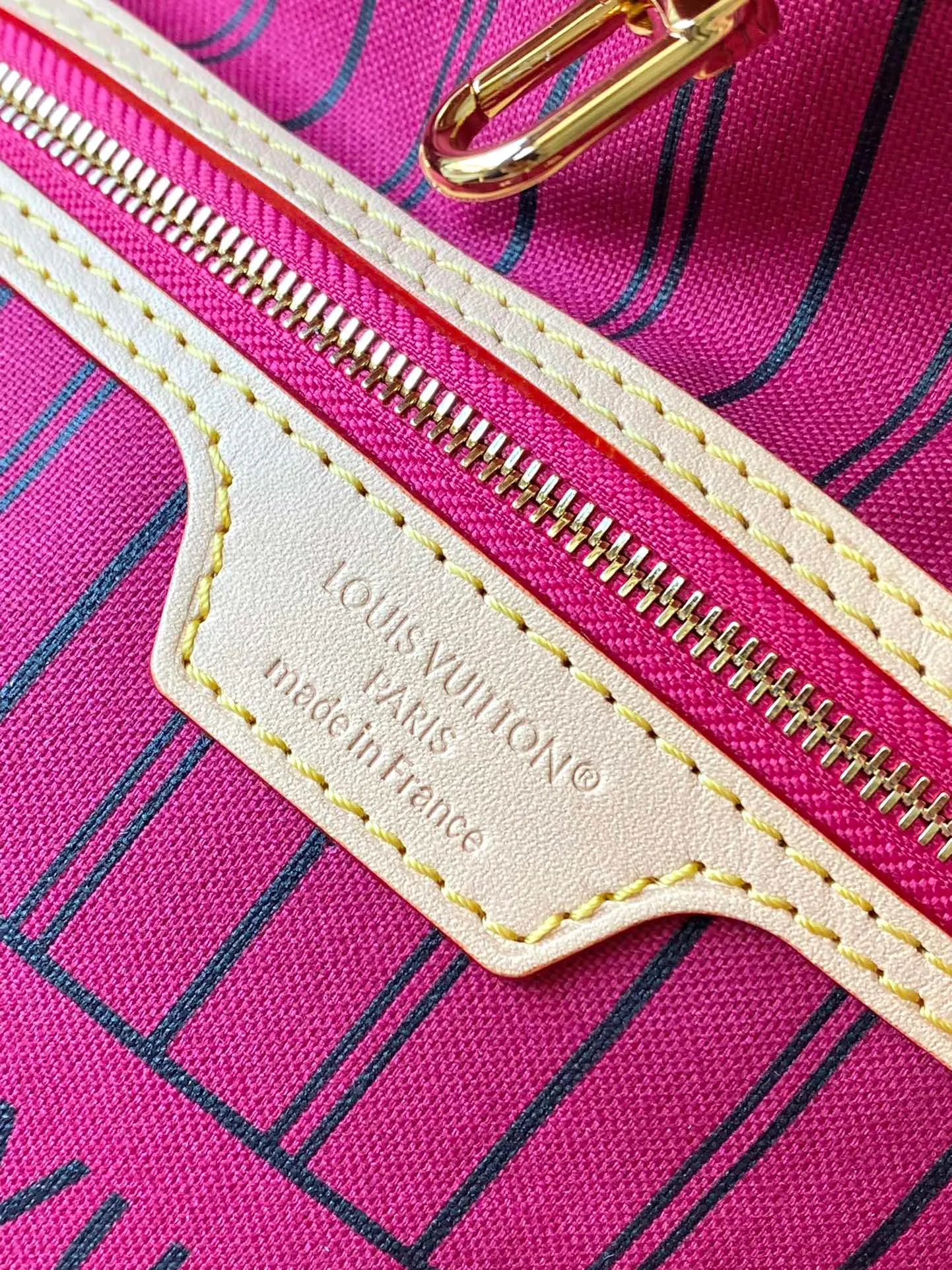 💰1080 Top Original Order M12257 Rose Red As one of the classic designs, the Neverfull Bandouliere Inside Out Medium No Handbag is made of Monogram canvas and striped fabric, with a double-sided design to highlight the new trend. The detachable shoulder strap makes it easy to carry across the body, and can also be transformed into a Hobo handbag through the side hook. Dimensions: 31 × 28 × 14 cm