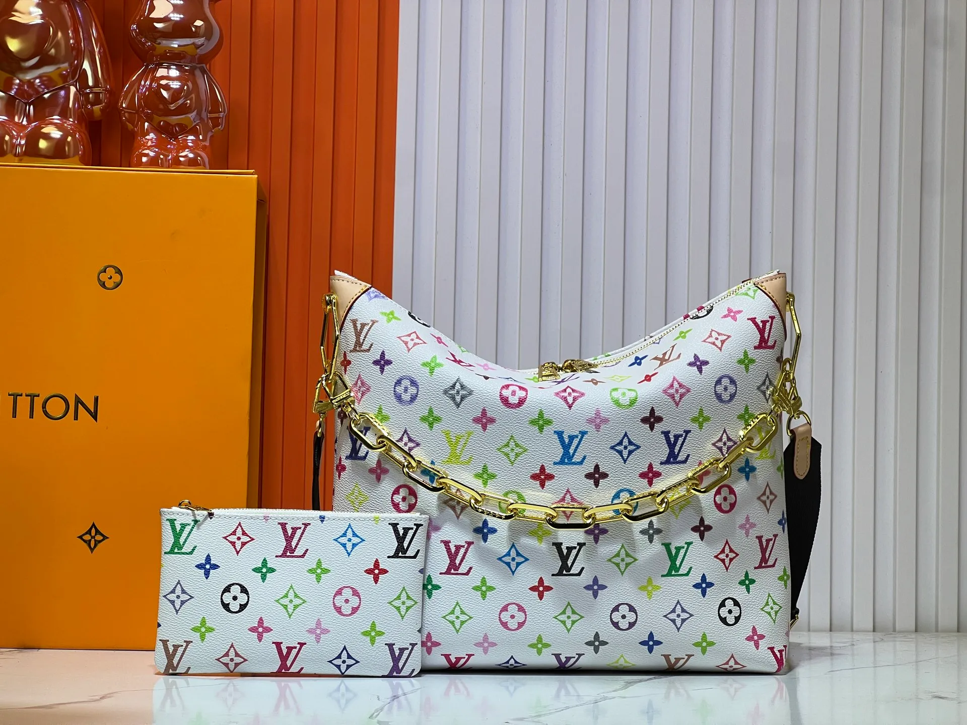 Batch 260💰Upgraded original M12068 M12071 M12072 This new Coussin series of hobo bags combines fashion and functionality, and combines the series’ iconic design elements. The bag is made of smooth cotton-paved leather and is embossed with the brand's Monogram pattern. The signature thick chain strap is accented with gold-tone hardware, while the wide detachable textile shoulder strap allows you to carry it in different ways. This versatile style is large enough to hold a laptop and features a removable zip pocket. Dimensions: 38x33x10 cm