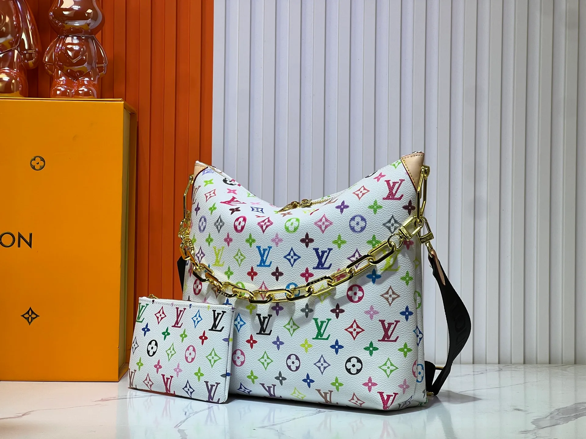 Batch 260💰Upgraded original M12068 M12071 M12072 This new Coussin series of hobo bags combines fashion and functionality, and combines the series’ iconic design elements. The bag is made of smooth cotton-paved leather and is embossed with the brand's Monogram pattern. The signature thick chain strap is accented with gold-tone hardware, while the wide detachable textile shoulder strap allows you to carry it in different ways. This versatile style is large enough to hold a laptop and features a removable zip pocket. Dimensions: 38x33x10 cm