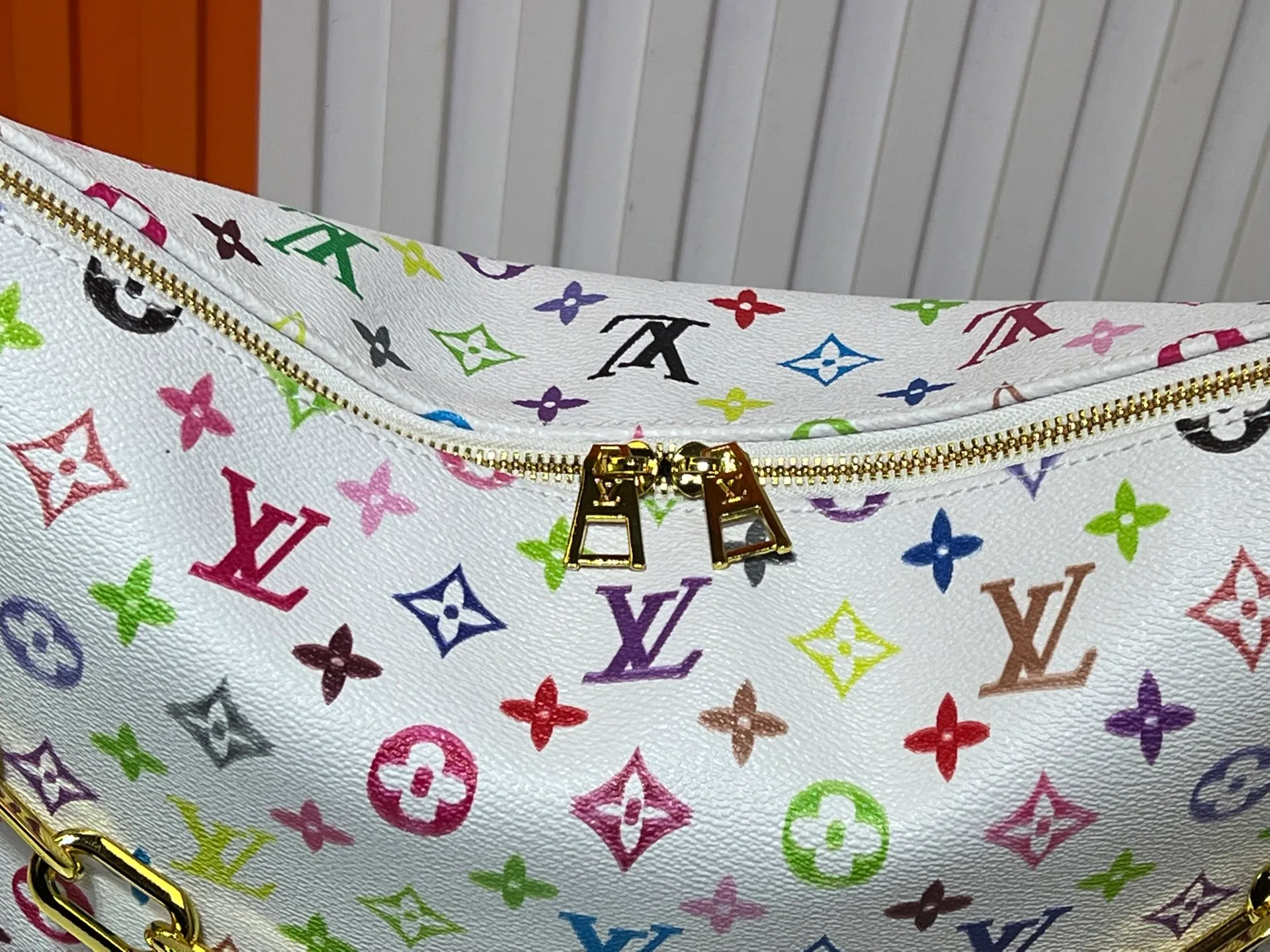 Batch 260💰Upgraded original M12068 M12071 M12072 This new Coussin series of hobo bags combines fashion and functionality, and combines the series’ iconic design elements. The bag is made of smooth cotton-paved leather and is embossed with the brand's Monogram pattern. The signature thick chain strap is accented with gold-tone hardware, while the wide detachable textile shoulder strap allows you to carry it in different ways. This versatile style is large enough to hold a laptop and features a removable zip pocket. Dimensions: 38x33x10 cm