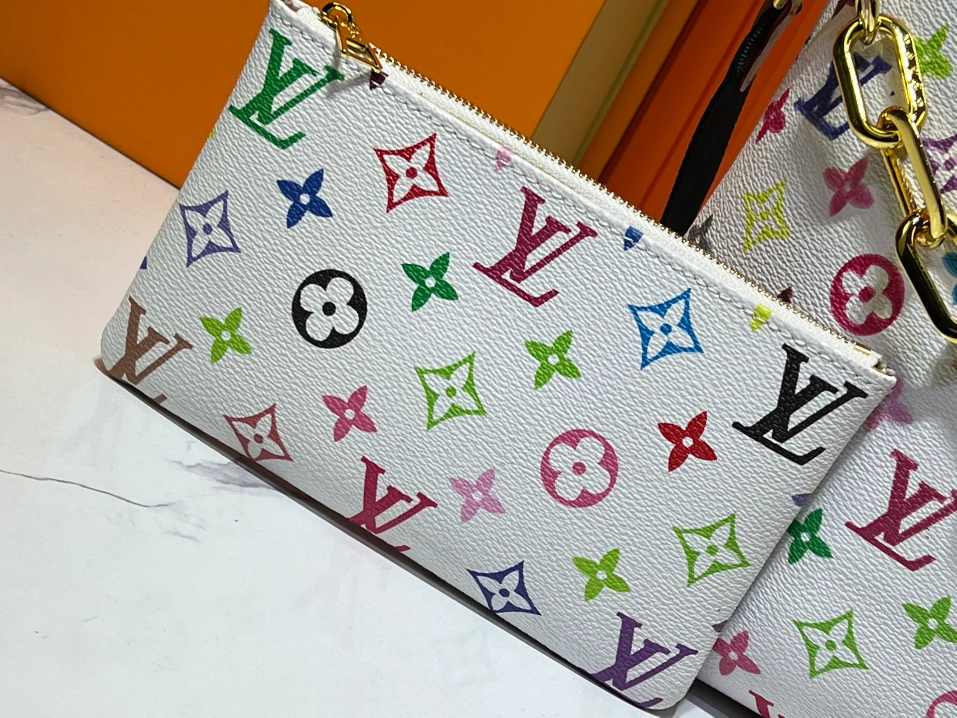 Batch 260💰Upgraded original M12068 M12071 M12072 This new Coussin series of hobo bags combines fashion and functionality, and combines the series’ iconic design elements. The bag is made of smooth cotton-paved leather and is embossed with the brand's Monogram pattern. The signature thick chain strap is accented with gold-tone hardware, while the wide detachable textile shoulder strap allows you to carry it in different ways. This versatile style is large enough to hold a laptop and features a removable zip pocket. Dimensions: 38x33x10 cm