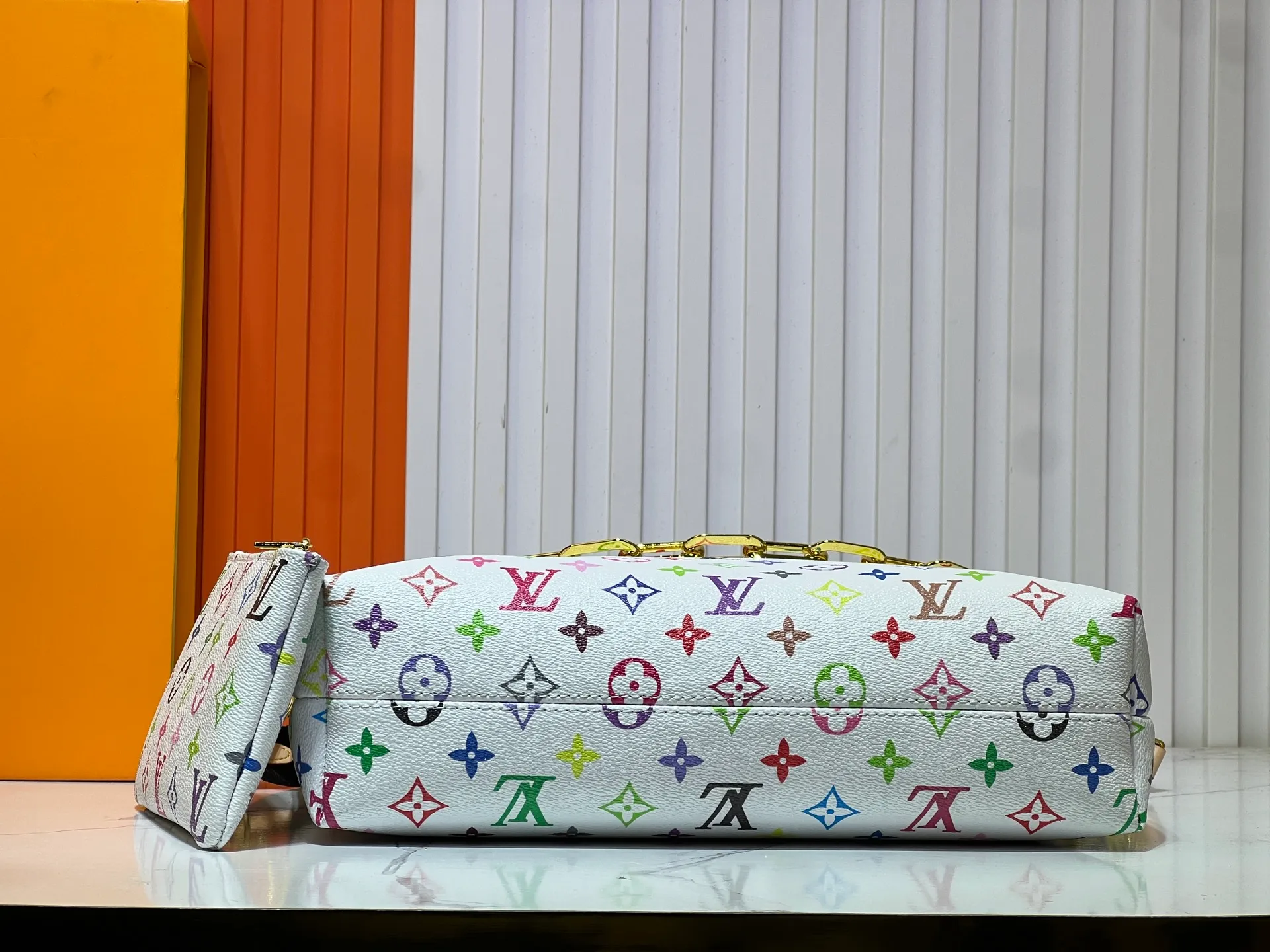 Batch 260💰Upgraded original M12068 M12071 M12072 This new Coussin series of hobo bags combines fashion and functionality, and combines the series’ iconic design elements. The bag is made of smooth cotton-paved leather and is embossed with the brand's Monogram pattern. The signature thick chain strap is accented with gold-tone hardware, while the wide detachable textile shoulder strap allows you to carry it in different ways. This versatile style is large enough to hold a laptop and features a removable zip pocket. Dimensions: 38x33x10 cm