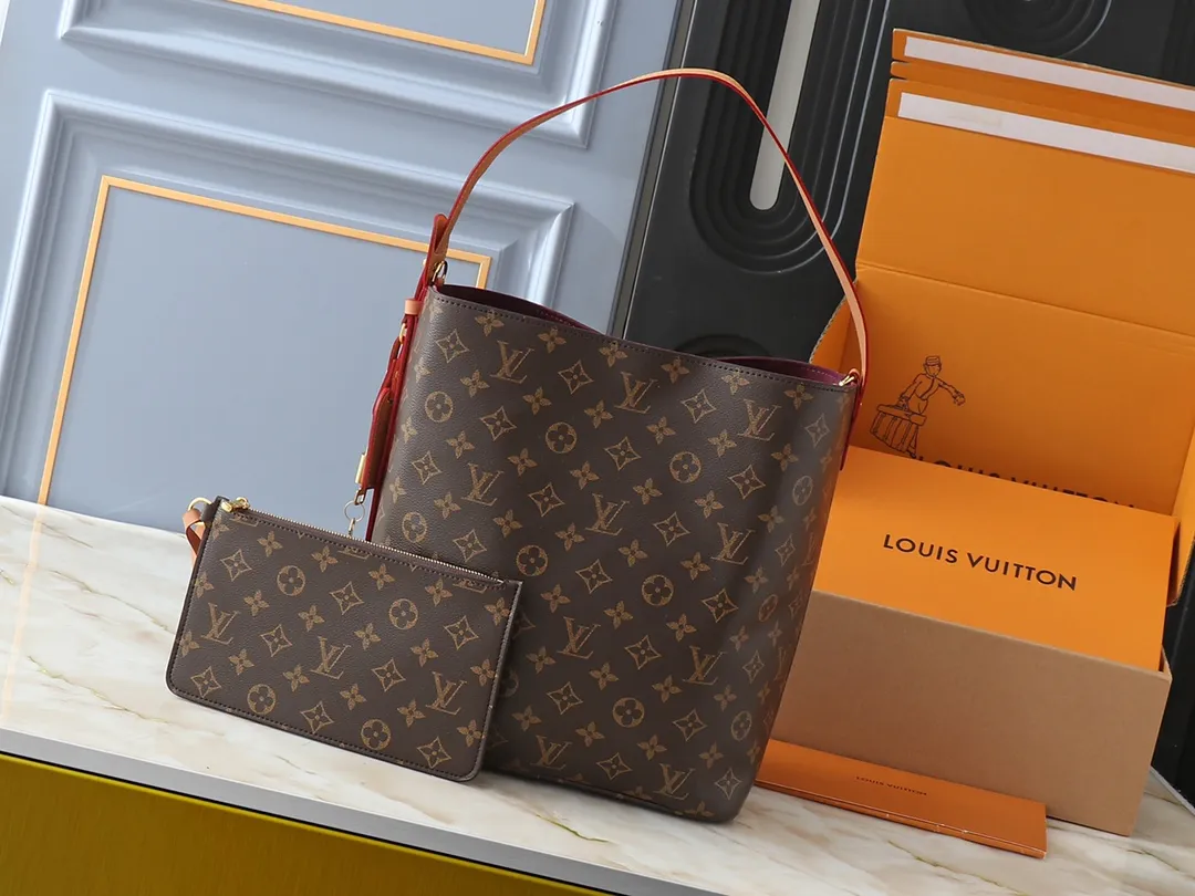 💰240💰Upgraded from the original M12926 M12925. This all-in handbag is made of monogram canvas with shiny metal parts, and the iconic padlock and nameplate highlight the classic style. The adjustable shoulder strap continues the brand's trunk-making heritage, and the leather shoulder strap adds cross-body and shoulder carry options. The foldable design enables the silhouette to be retracted and retracted freely, providing ample space for daily use. 30.0 x 25.0 x 17.0 cm (length x height x width)