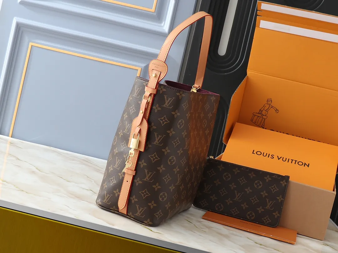 💰240💰Upgraded from the original M12926 M12925. This all-in handbag is made of monogram canvas with shiny metal parts, and the iconic padlock and nameplate highlight the classic style. The adjustable shoulder strap continues the brand's trunk-making heritage, and the leather shoulder strap adds cross-body and shoulder carry options. The foldable design enables the silhouette to be retracted and retracted freely, providing ample space for daily use. 30.0 x 25.0 x 17.0 cm (length x height x width)