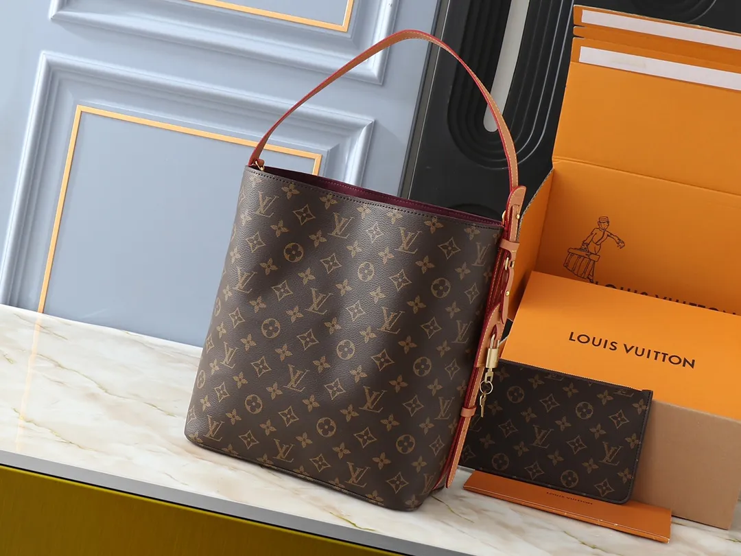 💰240💰Upgraded from the original M12926 M12925. This all-in handbag is made of monogram canvas with shiny metal parts, and the iconic padlock and nameplate highlight the classic style. The adjustable shoulder strap continues the brand's trunk-making heritage, and the leather shoulder strap adds cross-body and shoulder carry options. The foldable design enables the silhouette to be retracted and retracted freely, providing ample space for daily use. 30.0 x 25.0 x 17.0 cm (length x height x width)