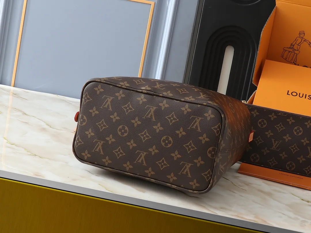 💰240💰Upgraded from the original M12926 M12925. This all-in handbag is made of monogram canvas with shiny metal parts, and the iconic padlock and nameplate highlight the classic style. The adjustable shoulder strap continues the brand's trunk-making heritage, and the leather shoulder strap adds cross-body and shoulder carry options. The foldable design enables the silhouette to be retracted and retracted freely, providing ample space for daily use. 30.0 x 25.0 x 17.0 cm (length x height x width)