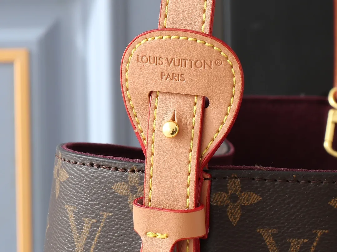 💰240💰Upgraded from the original M12926 M12925. This all-in handbag is made of monogram canvas with shiny metal parts, and the iconic padlock and nameplate highlight the classic style. The adjustable shoulder strap continues the brand's trunk-making heritage, and the leather shoulder strap adds cross-body and shoulder carry options. The foldable design enables the silhouette to be retracted and retracted freely, providing ample space for daily use. 30.0 x 25.0 x 17.0 cm (length x height x width)