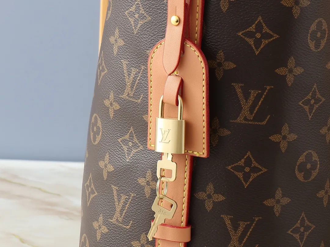 💰240💰Upgraded from the original M12926 M12925. This all-in handbag is made of monogram canvas with shiny metal parts, and the iconic padlock and nameplate highlight the classic style. The adjustable shoulder strap continues the brand's trunk-making heritage, and the leather shoulder strap adds cross-body and shoulder carry options. The foldable design enables the silhouette to be retracted and retracted freely, providing ample space for daily use. 30.0 x 25.0 x 17.0 cm (length x height x width)