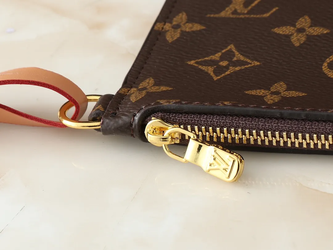 💰240💰Upgraded from the original M12926 M12925. This all-in handbag is made of monogram canvas with shiny metal parts, and the iconic padlock and nameplate highlight the classic style. The adjustable shoulder strap continues the brand's trunk-making heritage, and the leather shoulder strap adds cross-body and shoulder carry options. The foldable design enables the silhouette to be retracted and retracted freely, providing ample space for daily use. 30.0 x 25.0 x 17.0 cm (length x height x width)
