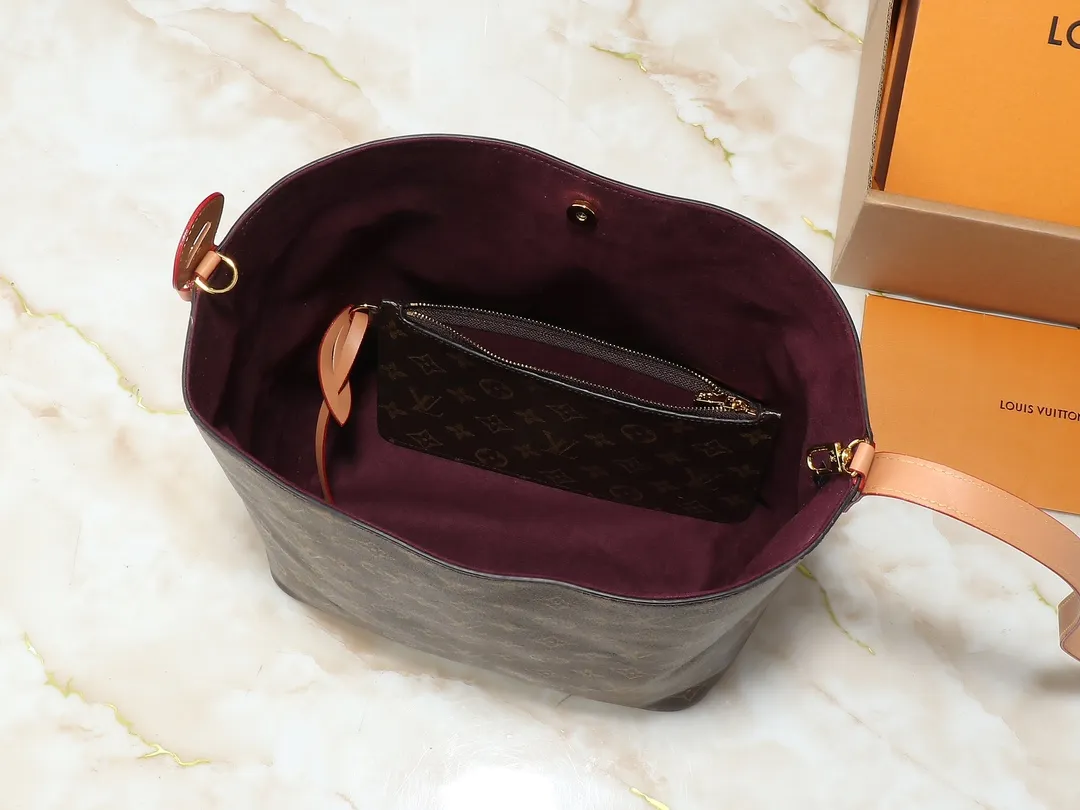 💰240💰Upgraded from the original M12926 M12925. This all-in handbag is made of monogram canvas with shiny metal parts, and the iconic padlock and nameplate highlight the classic style. The adjustable shoulder strap continues the brand's trunk-making heritage, and the leather shoulder strap adds cross-body and shoulder carry options. The foldable design enables the silhouette to be retracted and retracted freely, providing ample space for daily use. 30.0 x 25.0 x 17.0 cm (length x height x width)