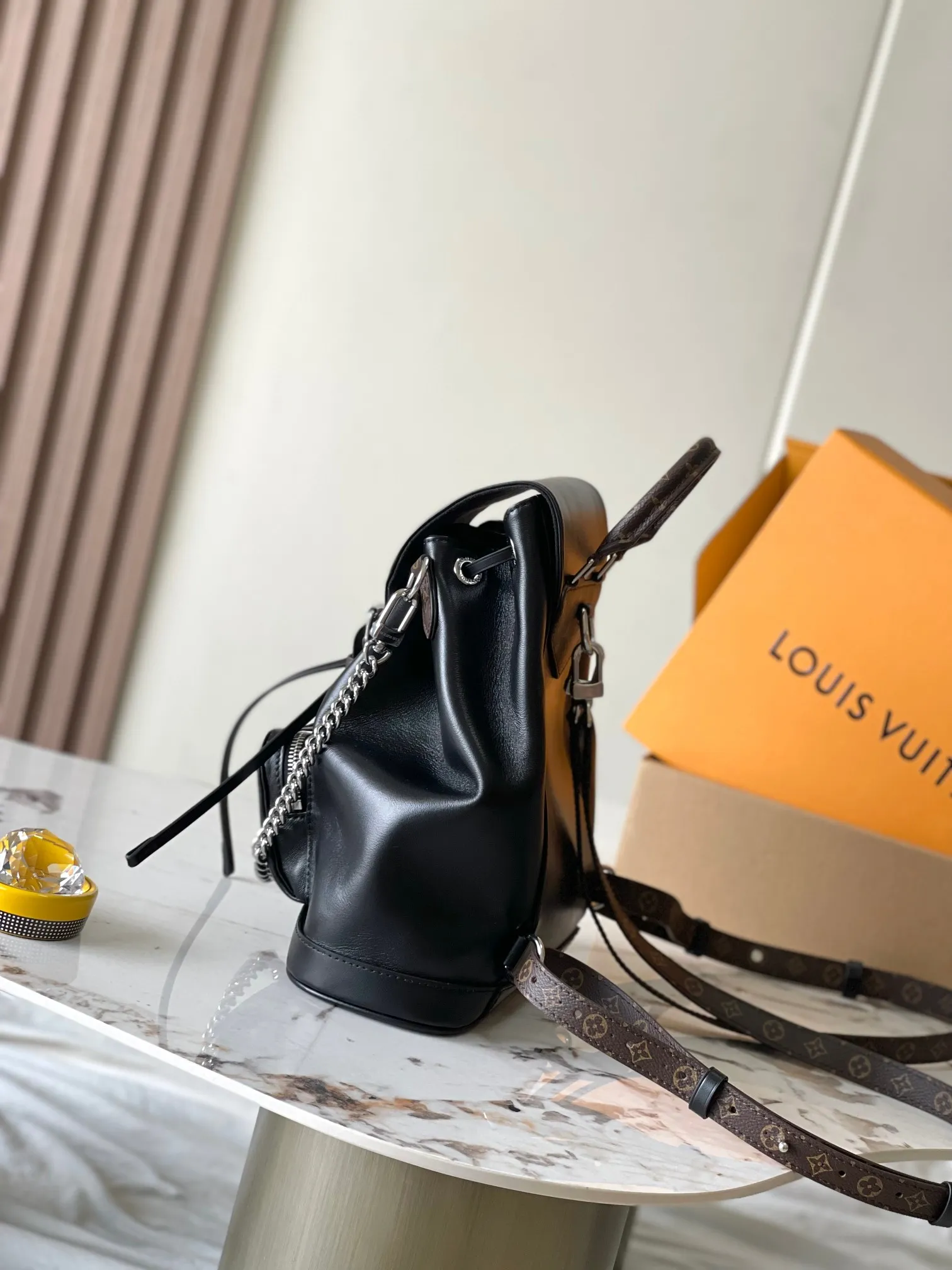 P2700 [Special grade MB chip version original leather] This Montsouris small backpack is made of shiny sheepskin Model: M12587 black dynamic chip version Material: A-grade all-steel hardware, imported original fabric Packaging: full set of original duty-free MB packaging Size: 28*30*18CM