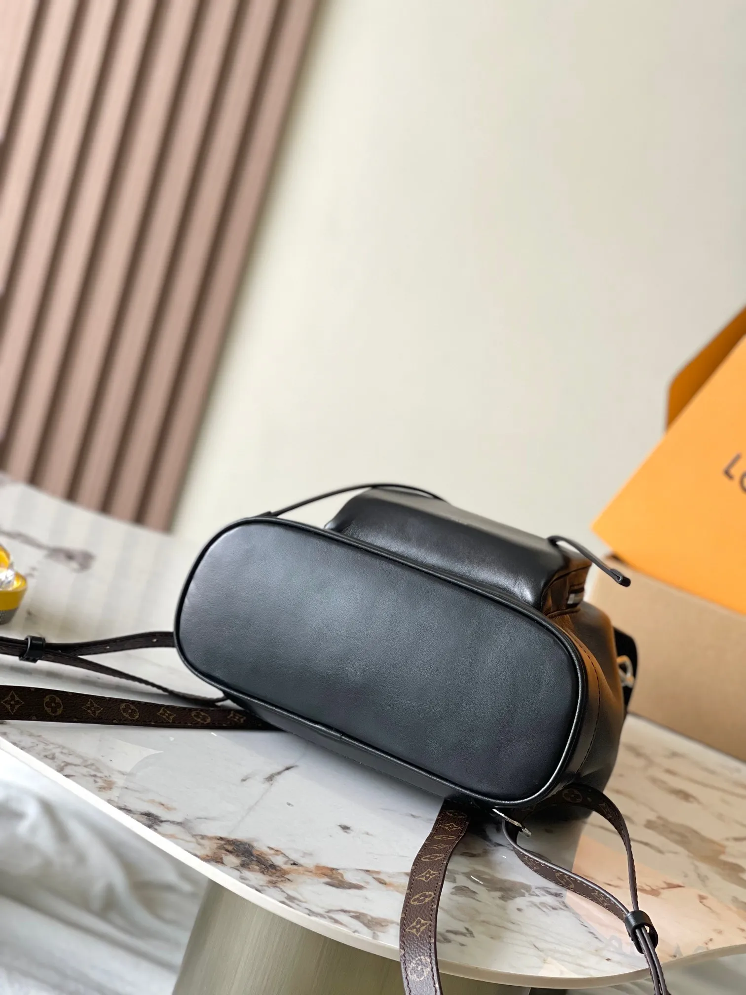 P2700 [Special grade MB chip version original leather] This Montsouris small backpack is made of shiny sheepskin Model: M12587 black dynamic chip version Material: A-grade all-steel hardware, imported original fabric Packaging: full set of original duty-free MB packaging Size: 28*30*18CM