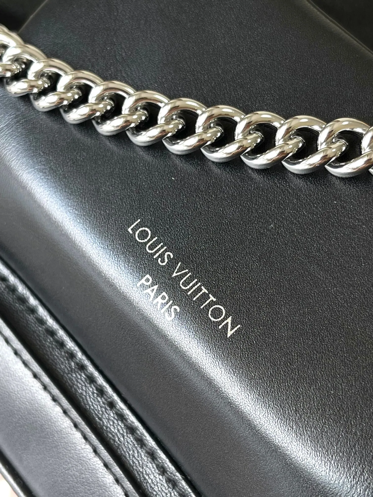 P2700 [Special grade MB chip version original leather] This Montsouris small backpack is made of shiny sheepskin Model: M12587 black dynamic chip version Material: A-grade all-steel hardware, imported original fabric Packaging: full set of original duty-free MB packaging Size: 28*30*18CM