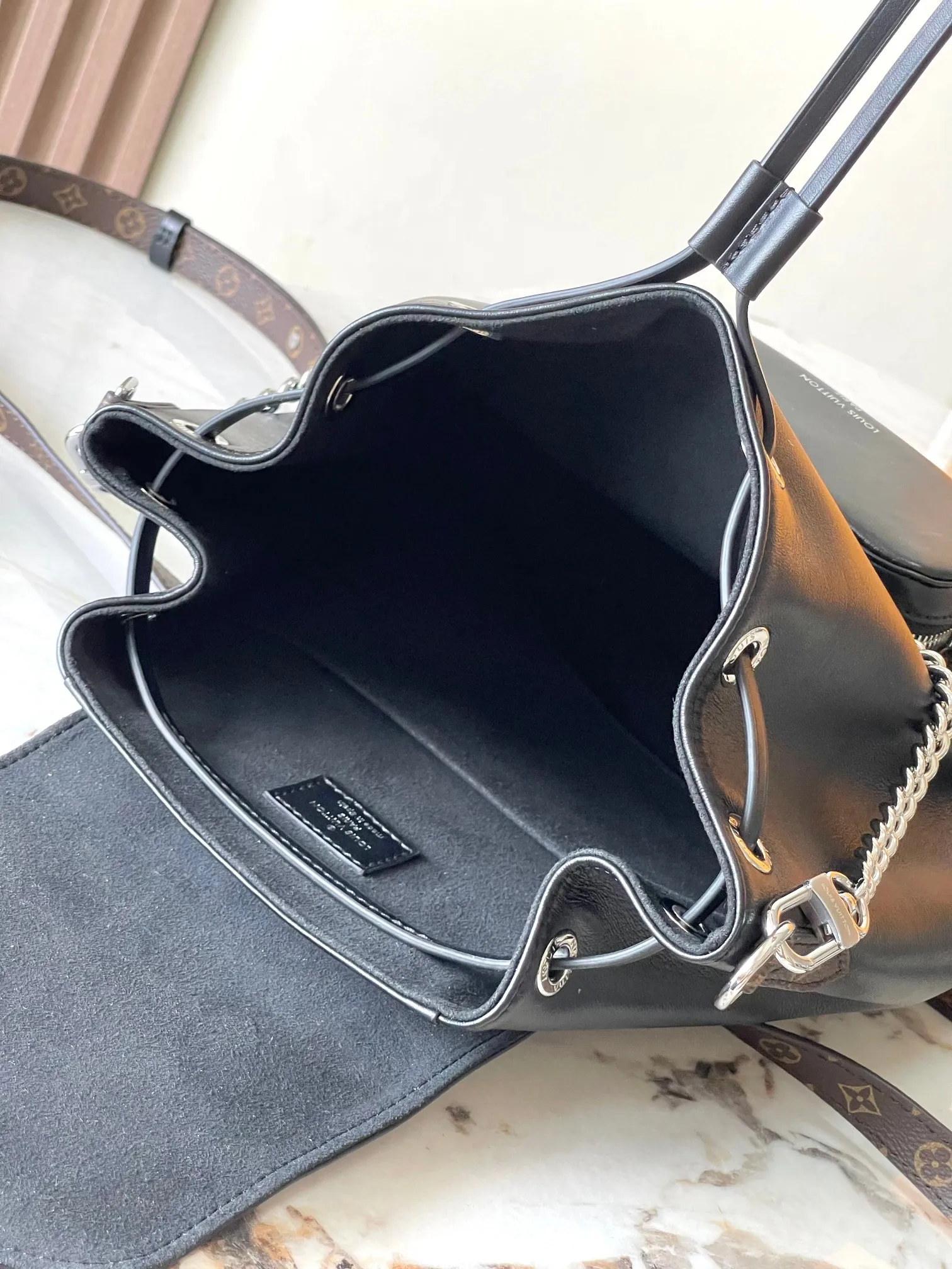 P2700 [Special grade MB chip version original leather] This Montsouris small backpack is made of shiny sheepskin Model: M12587 black dynamic chip version Material: A-grade all-steel hardware, imported original fabric Packaging: full set of original duty-free MB packaging Size: 28*30*18CM