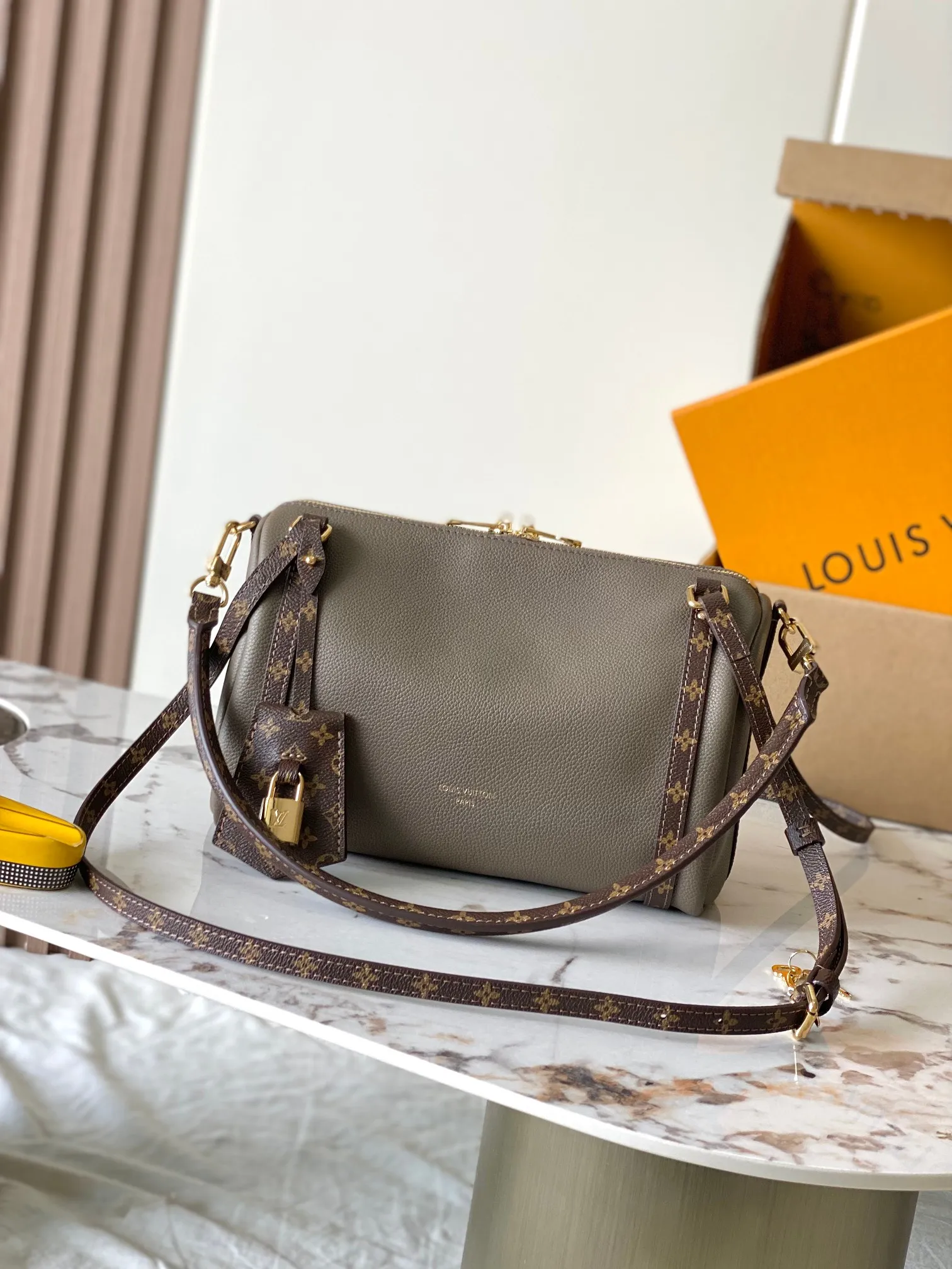 p1900 [Special grade MB original leather] EXPRESS small handbag Model: M26360 gray 163C chip version Material: A-grade all-steel hardware, imported original cowhide Packing: full set of original duty-free MB packaging Size: 17*13.5*26CM