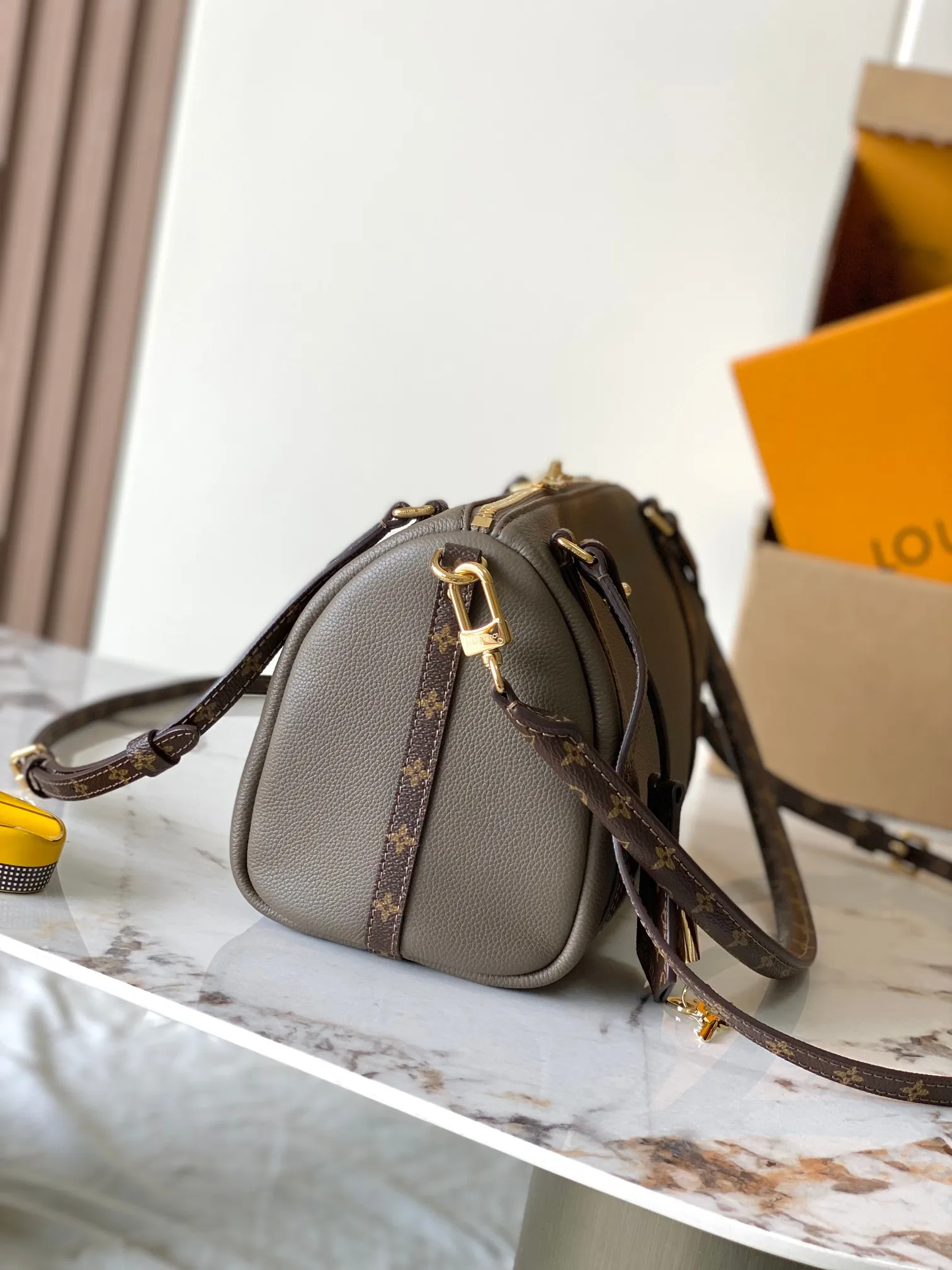 p1900 [Special grade MB original leather] EXPRESS small handbag Model: M26360 gray 163C chip version Material: A-grade all-steel hardware, imported original cowhide Packing: full set of original duty-free MB packaging Size: 17*13.5*26CM