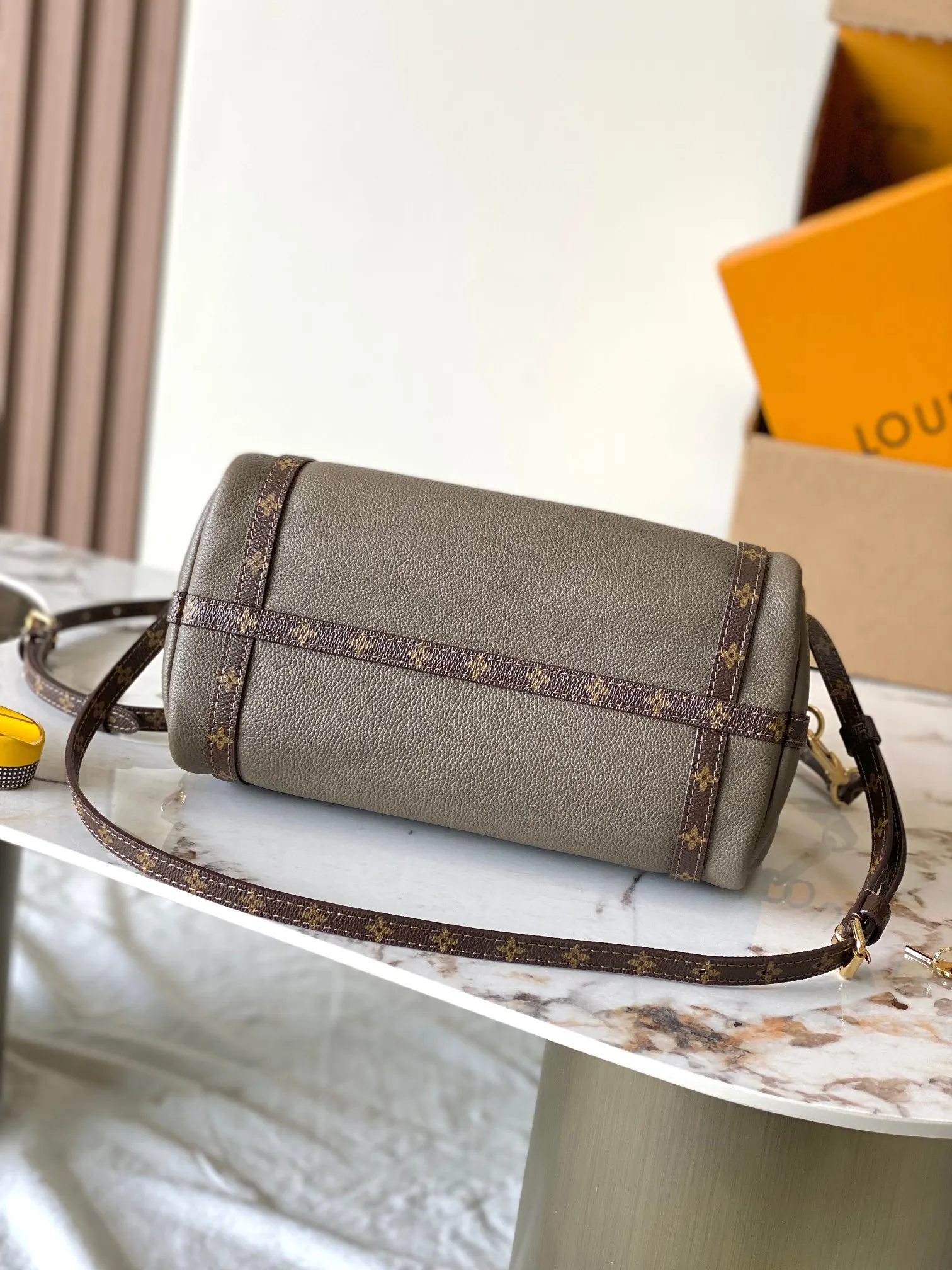 p1900 [Special grade MB original leather] EXPRESS small handbag Model: M26360 gray 163C chip version Material: A-grade all-steel hardware, imported original cowhide Packing: full set of original duty-free MB packaging Size: 17*13.5*26CM