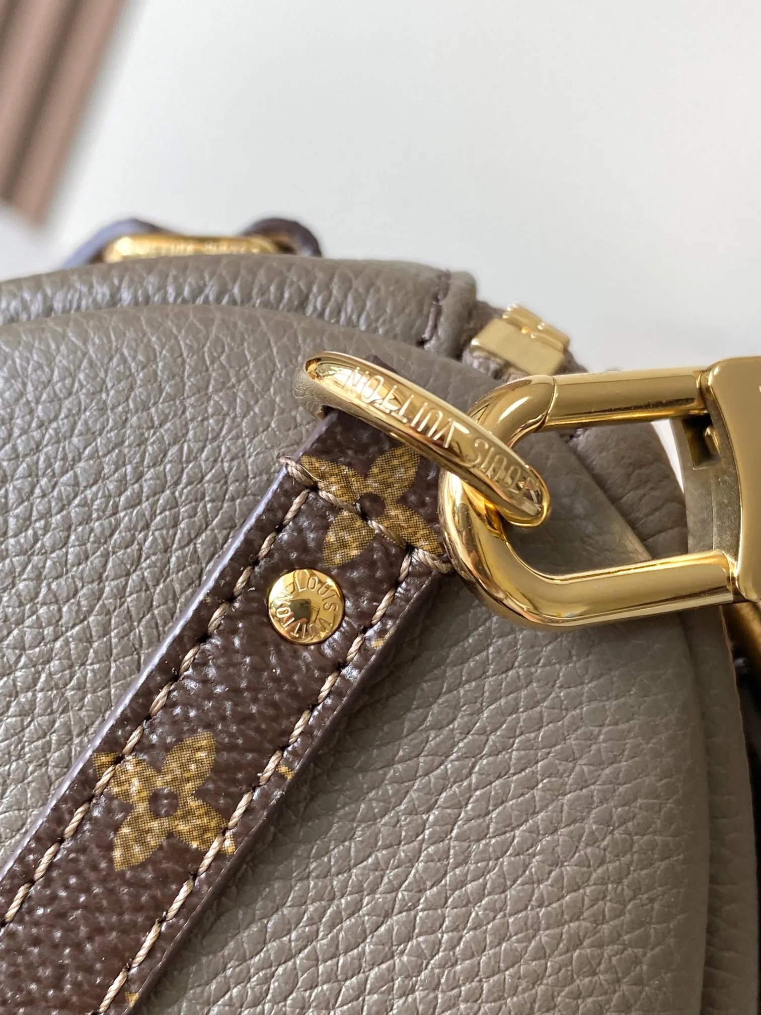 p1900 [Special grade MB original leather] EXPRESS small handbag Model: M26360 gray 163C chip version Material: A-grade all-steel hardware, imported original cowhide Packing: full set of original duty-free MB packaging Size: 17*13.5*26CM