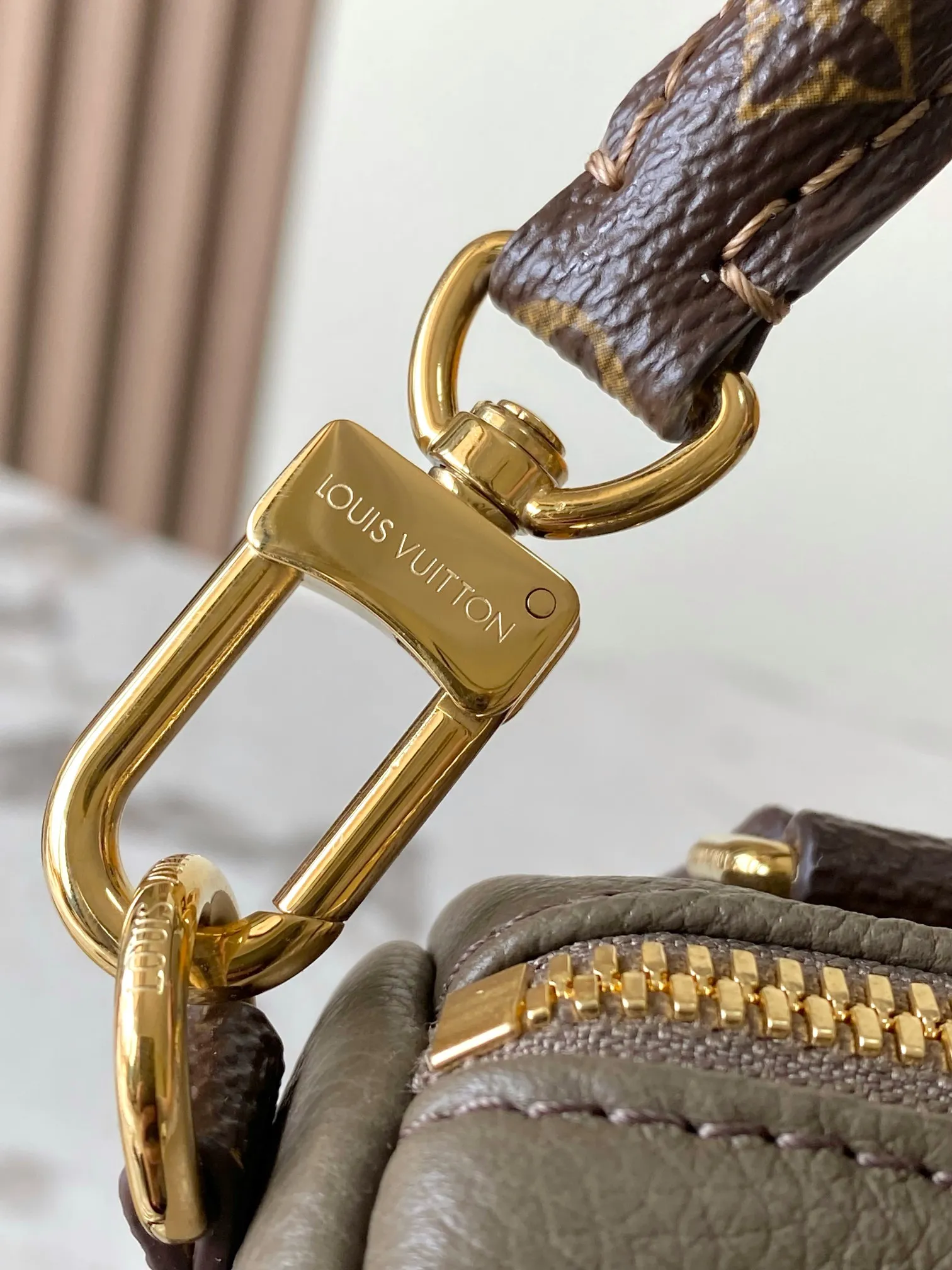 p1900 [Special grade MB original leather] EXPRESS small handbag Model: M26360 gray 163C chip version Material: A-grade all-steel hardware, imported original cowhide Packing: full set of original duty-free MB packaging Size: 17*13.5*26CM