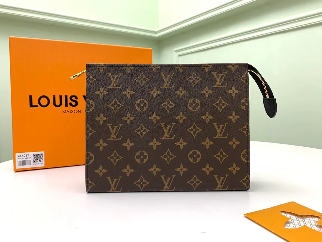 Factory price 300 [Top original order] M46037👏👏Poche Toilette toiletry bag is made of Louis Vuitton's classic Monogram canvas and fine cow leather, with zippers, which together highlight the ingenious details and elegant style. The elegant structure is equipped with a card compartment and a slip pocket for paper receipts, which is a trendy way to store personal needs and fits a free-flowing lifestyle. Dimensions: 25 x 20 x 5.5 cm.