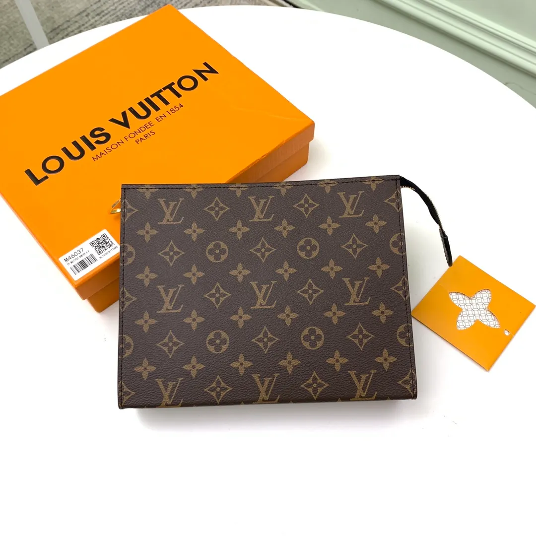 Factory price 300 [Top original order] M46037👏👏Poche Toilette toiletry bag is made of Louis Vuitton's classic Monogram canvas and fine cow leather, with zippers, which together highlight the ingenious details and elegant style. The elegant structure is equipped with a card compartment and a slip pocket for paper receipts, which is a trendy way to store personal needs and fits a free-flowing lifestyle. Dimensions: 25 x 20 x 5.5 cm.