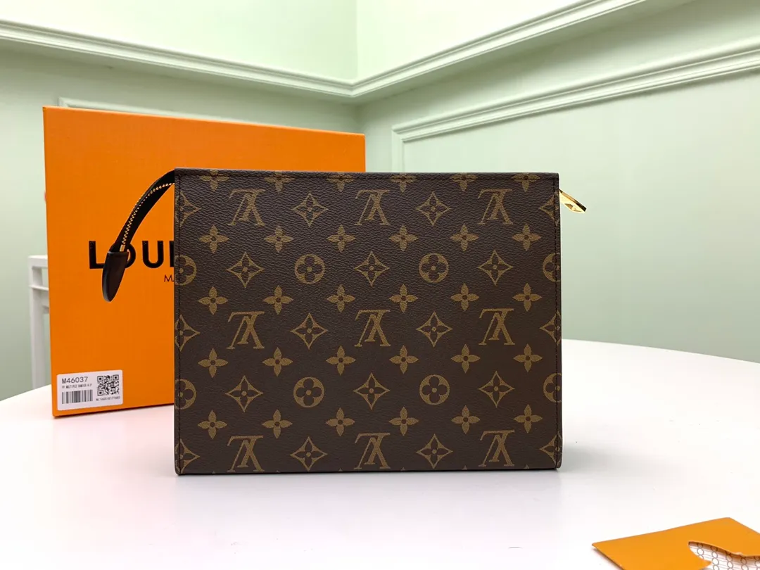 Factory price 300 [Top original order] M46037👏👏Poche Toilette toiletry bag is made of Louis Vuitton's classic Monogram canvas and fine cow leather, with zippers, which together highlight the ingenious details and elegant style. The elegant structure is equipped with a card compartment and a slip pocket for paper receipts, which is a trendy way to store personal needs and fits a free-flowing lifestyle. Dimensions: 25 x 20 x 5.5 cm.