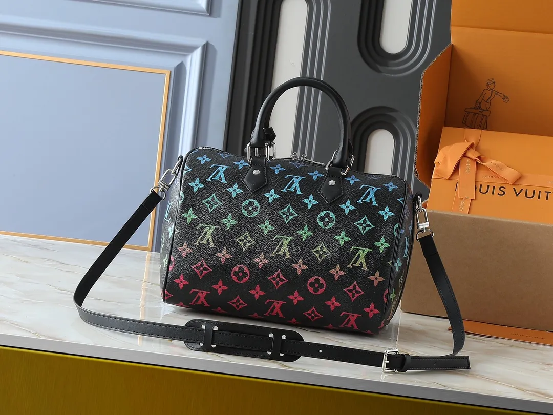 💰300💰Upgraded from the original M13935 M40391. This Keepall 30 handbag is made of Monogram Eclipse Reverse canvas, showing an elegant reinterpretation of Louis Vuitton's classic pattern. Reinforced straps and leather name tags continue the iconic elements of the Keepall series. Zipper closure keeps personal items safe and secure. Dimensions: 30.0 x 21.0 x 17.0cm (length x height x width)