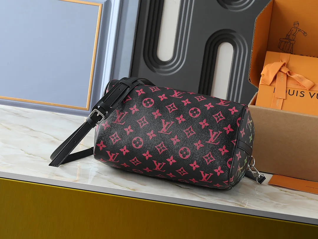 💰300💰Upgraded from the original M13935 M40391. This Keepall 30 handbag is made of Monogram Eclipse Reverse canvas, showing an elegant reinterpretation of Louis Vuitton's classic pattern. Reinforced straps and leather name tags continue the iconic elements of the Keepall series. Zipper closure keeps personal items safe and secure. Dimensions: 30.0 x 21.0 x 17.0cm (length x height x width)