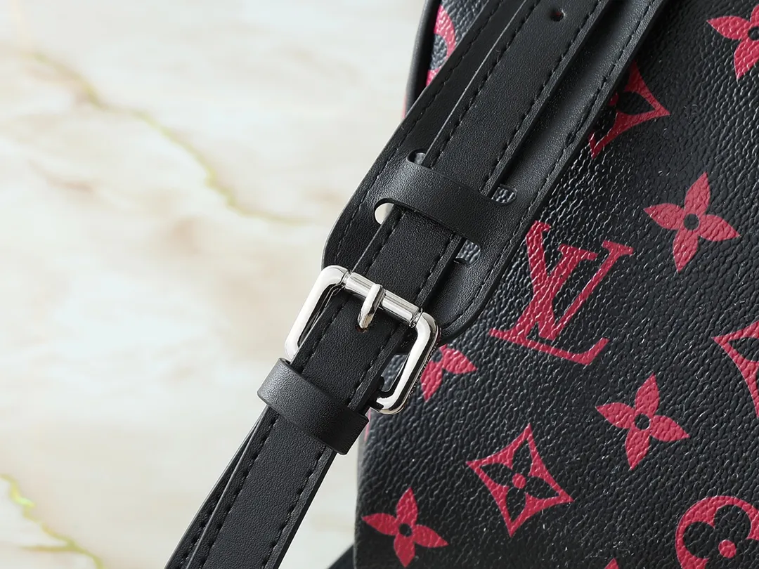 💰300💰Upgraded from the original M13935 M40391. This Keepall 30 handbag is made of Monogram Eclipse Reverse canvas, showing an elegant reinterpretation of Louis Vuitton's classic pattern. Reinforced straps and leather name tags continue the iconic elements of the Keepall series. Zipper closure keeps personal items safe and secure. Dimensions: 30.0 x 21.0 x 17.0cm (length x height x width)