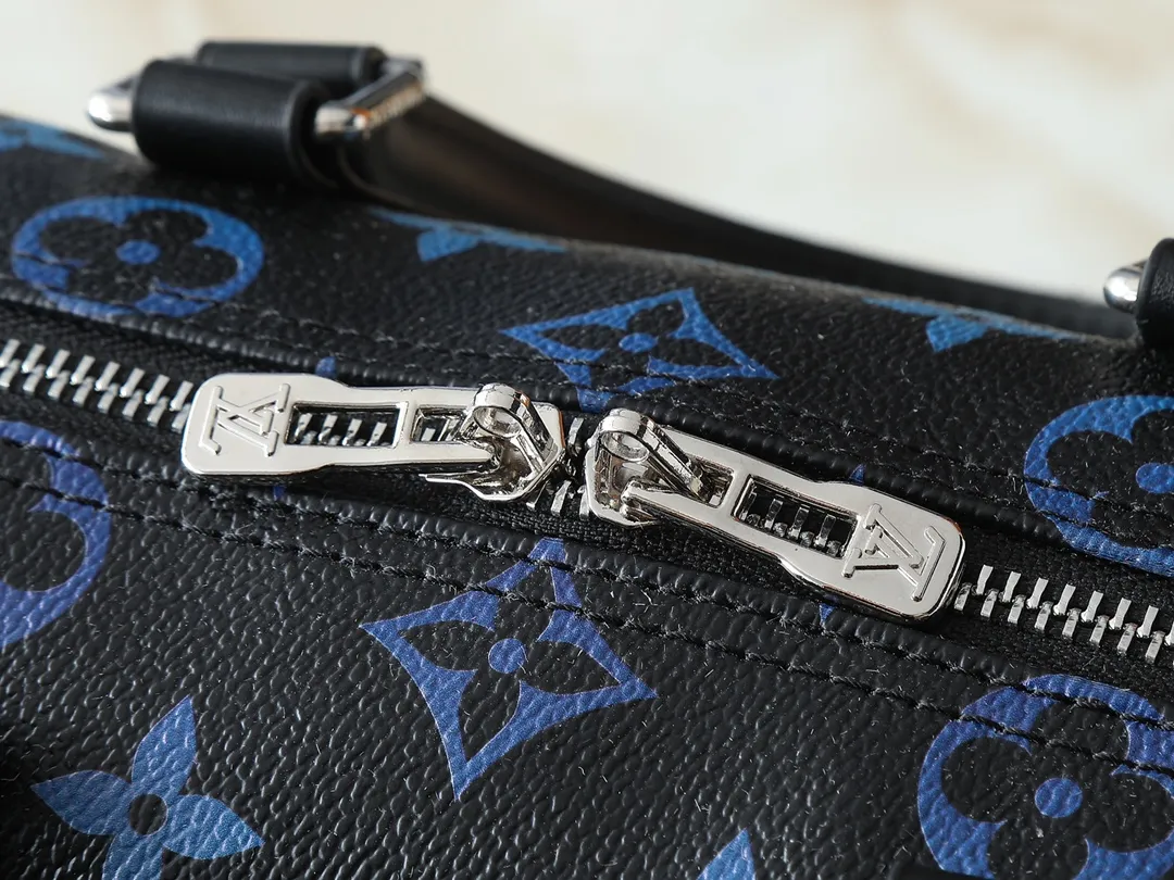 💰300💰Upgraded from the original M13935 M40391. This Keepall 30 handbag is made of Monogram Eclipse Reverse canvas, showing an elegant reinterpretation of Louis Vuitton's classic pattern. Reinforced straps and leather name tags continue the iconic elements of the Keepall series. Zipper closure keeps personal items safe and secure. Dimensions: 30.0 x 21.0 x 17.0cm (length x height x width)