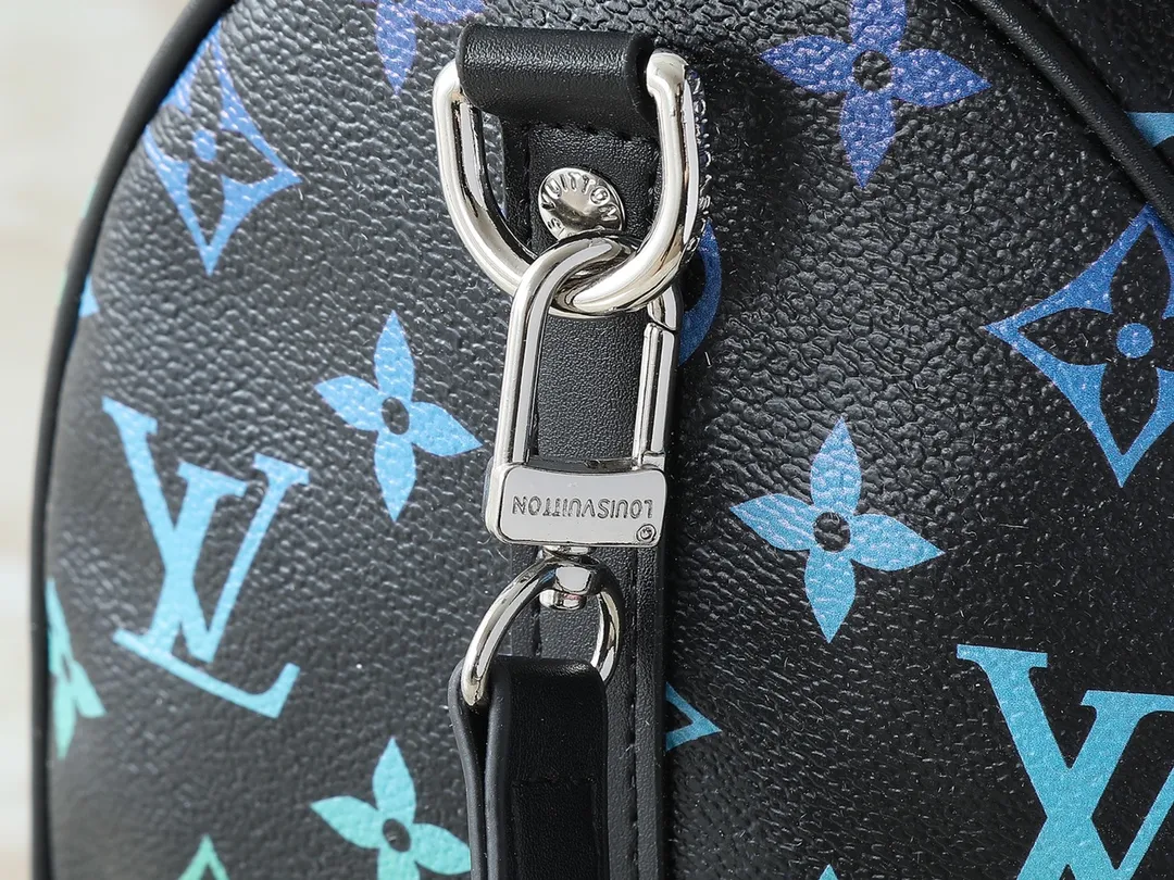 💰300💰Upgraded from the original M13935 M40391. This Keepall 30 handbag is made of Monogram Eclipse Reverse canvas, showing an elegant reinterpretation of Louis Vuitton's classic pattern. Reinforced straps and leather name tags continue the iconic elements of the Keepall series. Zipper closure keeps personal items safe and secure. Dimensions: 30.0 x 21.0 x 17.0cm (length x height x width)
