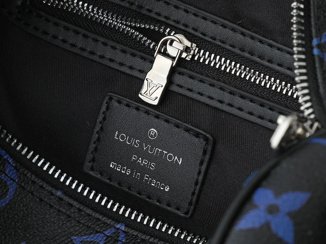 💰300💰Upgraded from the original M13935 M40391. This Keepall 30 handbag is made of Monogram Eclipse Reverse canvas, showing an elegant reinterpretation of Louis Vuitton's classic pattern. Reinforced straps and leather name tags continue the iconic elements of the Keepall series. Zipper closure keeps personal items safe and secure. Dimensions: 30.0 x 21.0 x 17.0cm (length x height x width)