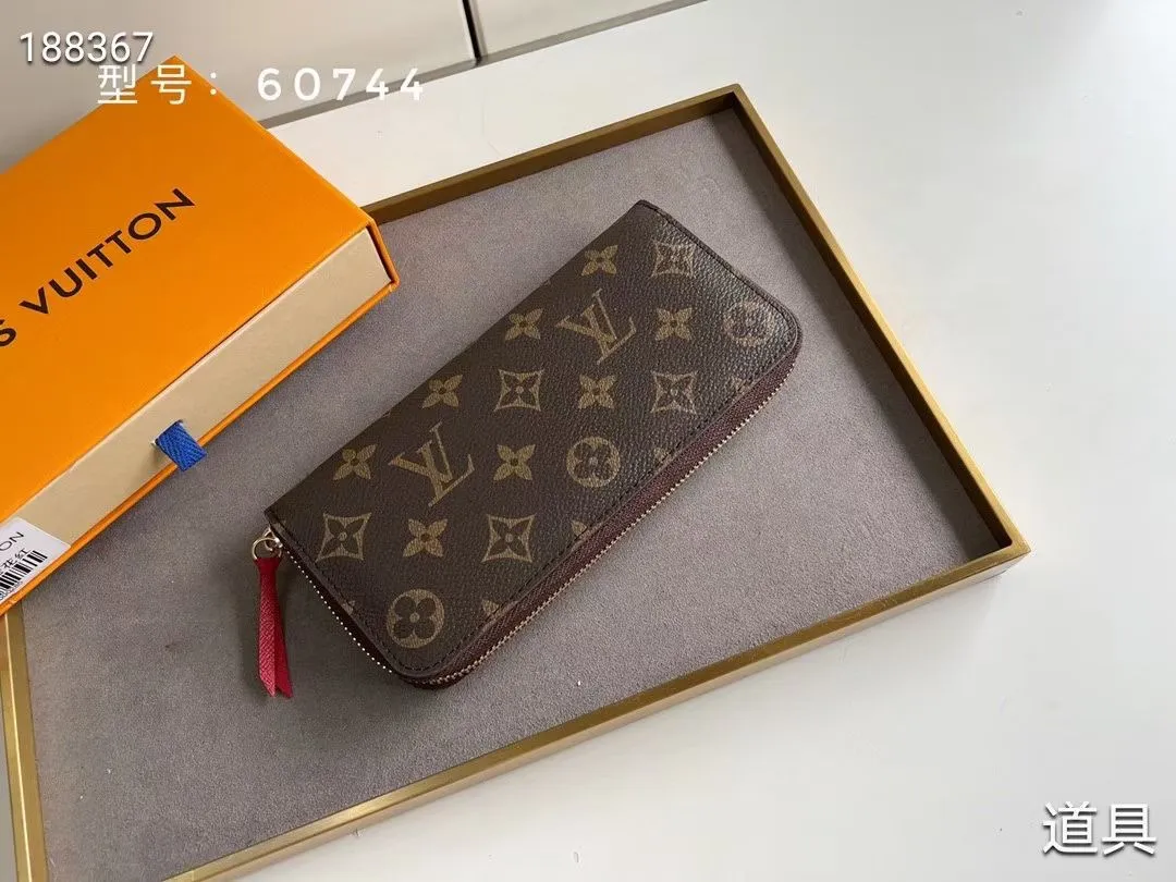 P100💰💎The original LV Clemence wallet is small and compact but has ample capacity. It is made of exquisite and durable Monogram canvas material. Bright color lining and leather zippers show off the playful charm of women. Model: 60744/60742. Size: 19.5×9×1.5cm