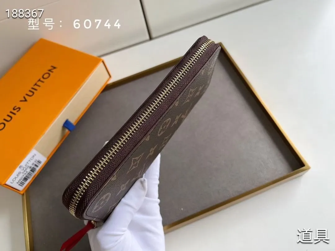 P100💰💎The original LV Clemence wallet is small and compact but has ample capacity. It is made of exquisite and durable Monogram canvas material. Bright color lining and leather zippers show off the playful charm of women. Model: 60744/60742. Size: 19.5×9×1.5cm