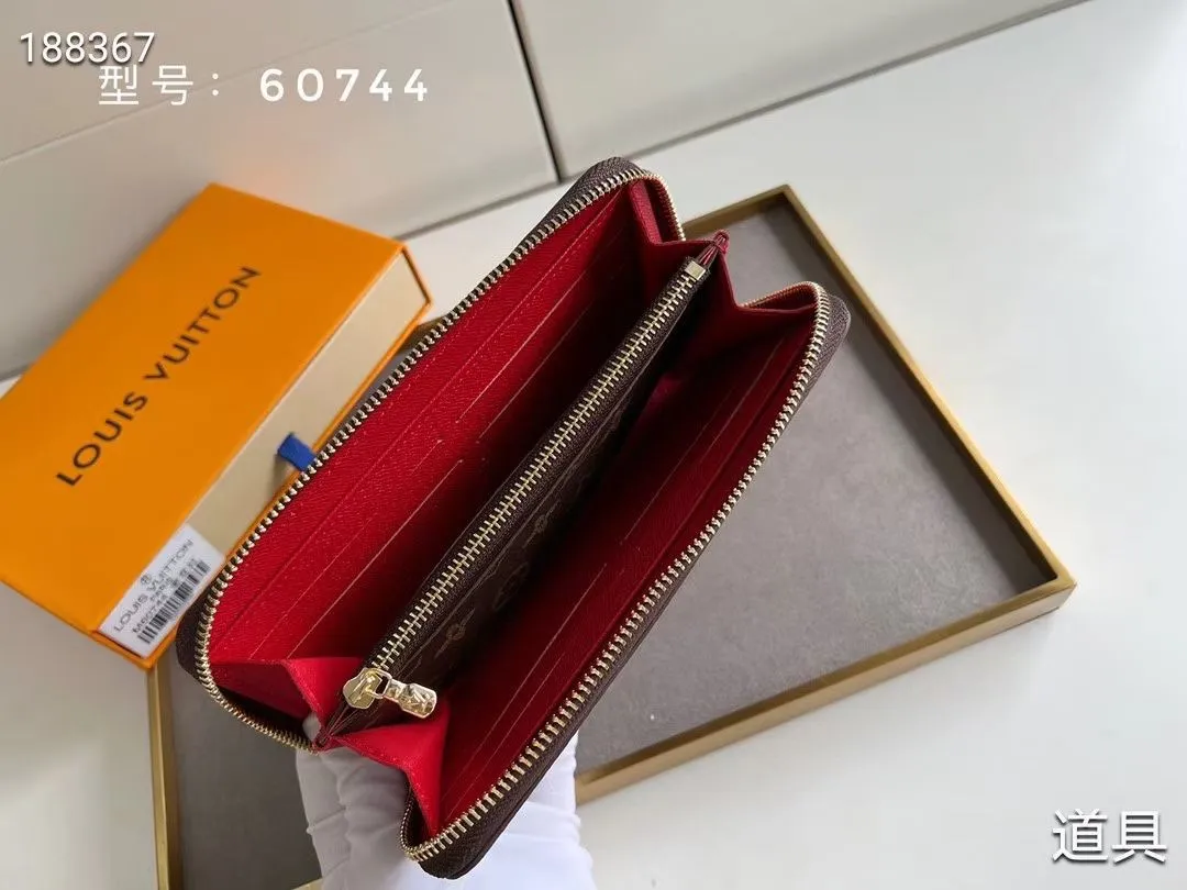 P100💰💎The original LV Clemence wallet is small and compact but has ample capacity. It is made of exquisite and durable Monogram canvas material. Bright color lining and leather zippers show off the playful charm of women. Model: 60744/60742. Size: 19.5×9×1.5cm
