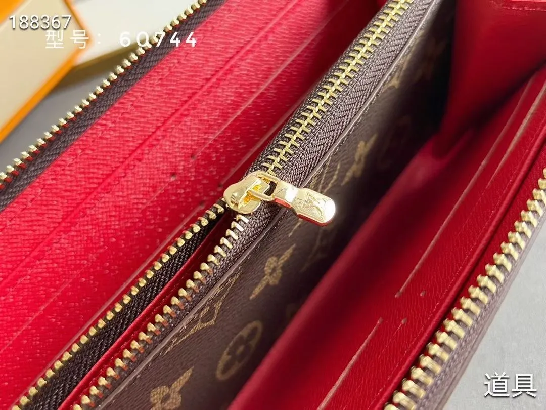 P100💰💎The original LV Clemence wallet is small and compact but has ample capacity. It is made of exquisite and durable Monogram canvas material. Bright color lining and leather zippers show off the playful charm of women. Model: 60744/60742. Size: 19.5×9×1.5cm